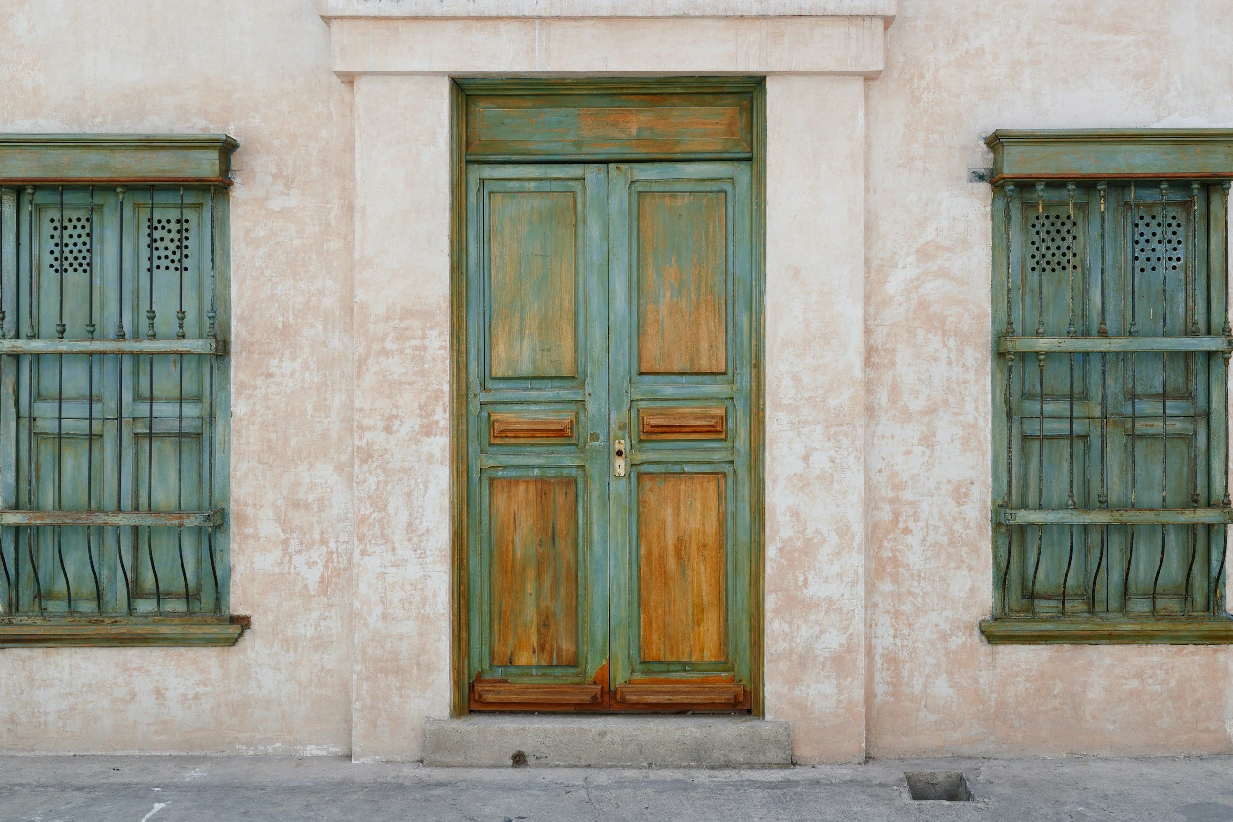 Historic building with green doors and windows in Cali, Colombia. Photograph by Lucas Chizzali.