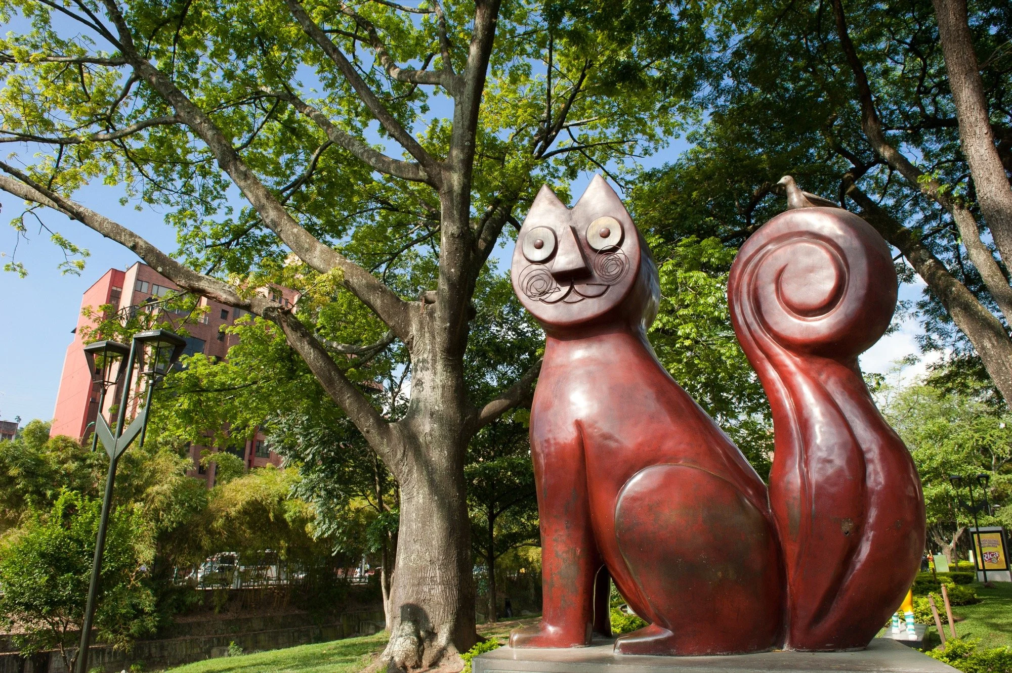 Gato del Río sculpture in Cali. Courtesy of ProColombia.