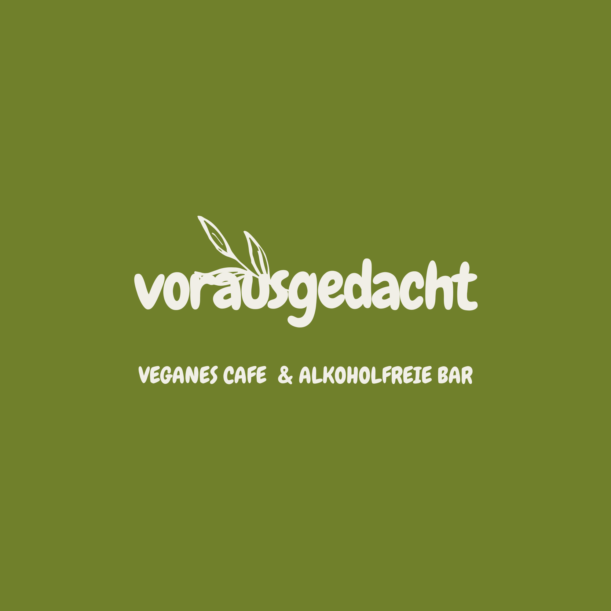 Ein grünes Logo mit weißen handgeschriebenen Buchstaben, das 'vorausgedacht' heißt, darunter steht 'Veganes Café & Alkoholfreie Bar'.