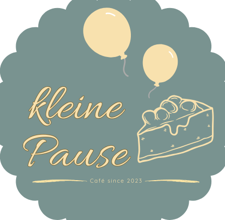 Ein Logo mit zwei Luftballons und einem Stück Kuchen, sowie den Text 'kleine Pause' und 'Café seit 2023'.