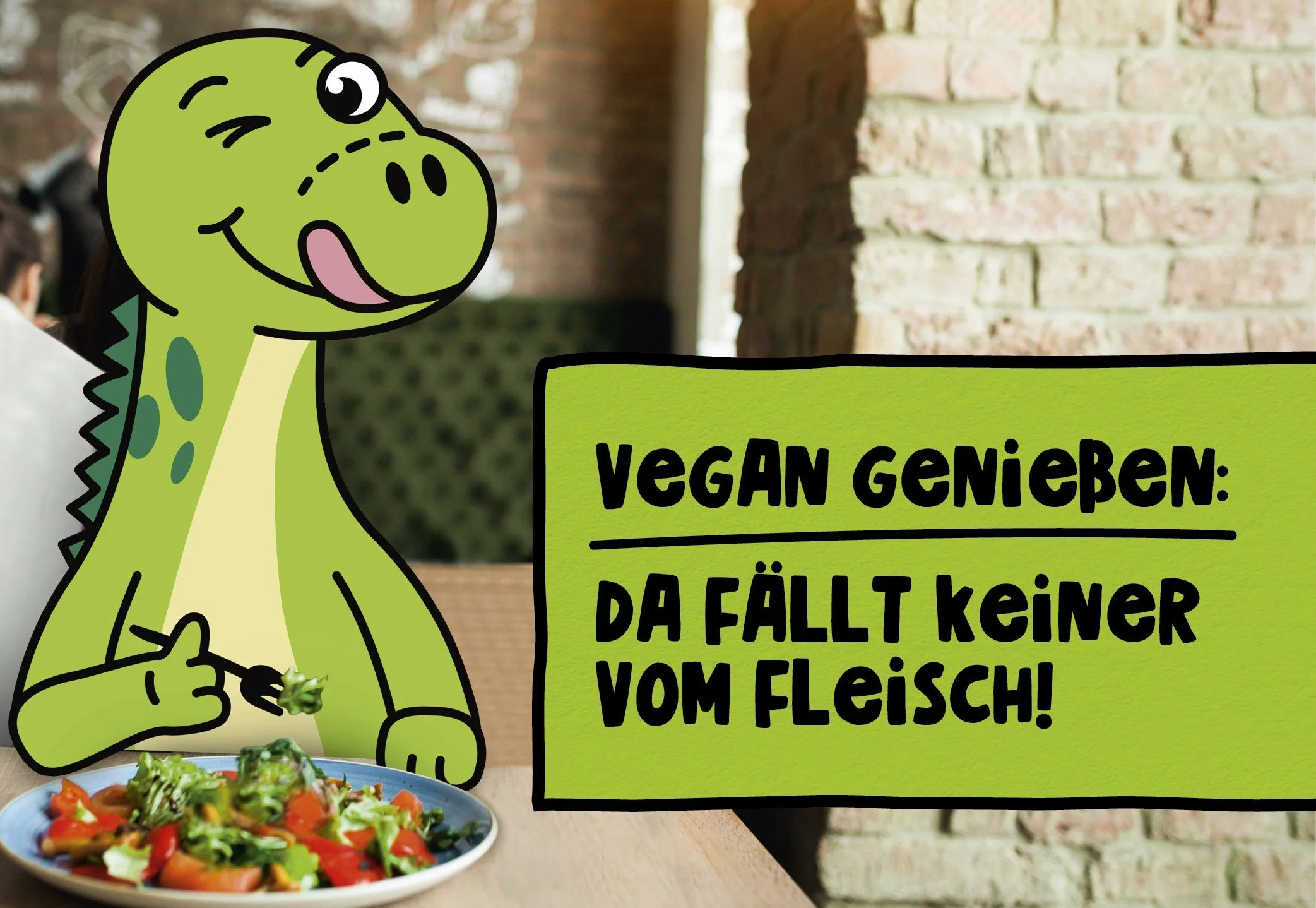 Ein grüner Dinosaurier hält ein Salatblatt in der Hand, neben einem grünen Schild mit deutschem Text, im Hintergrund eine Ziegelmauer.