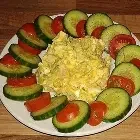 Obstteller mit Ananas, Gurken, Tomaten und Paprika