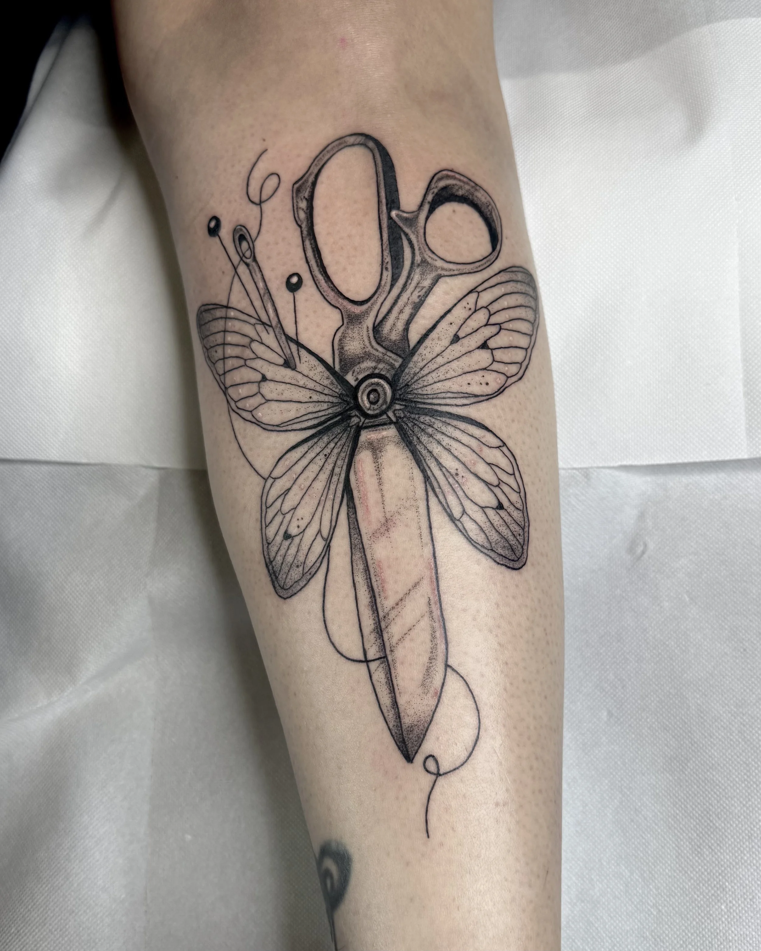 Schere mit Nähutensilien und Zikardenflügel · Surreales Illustratives Blackwork Tattoo · The Art of Judy · Frankfurt am Main