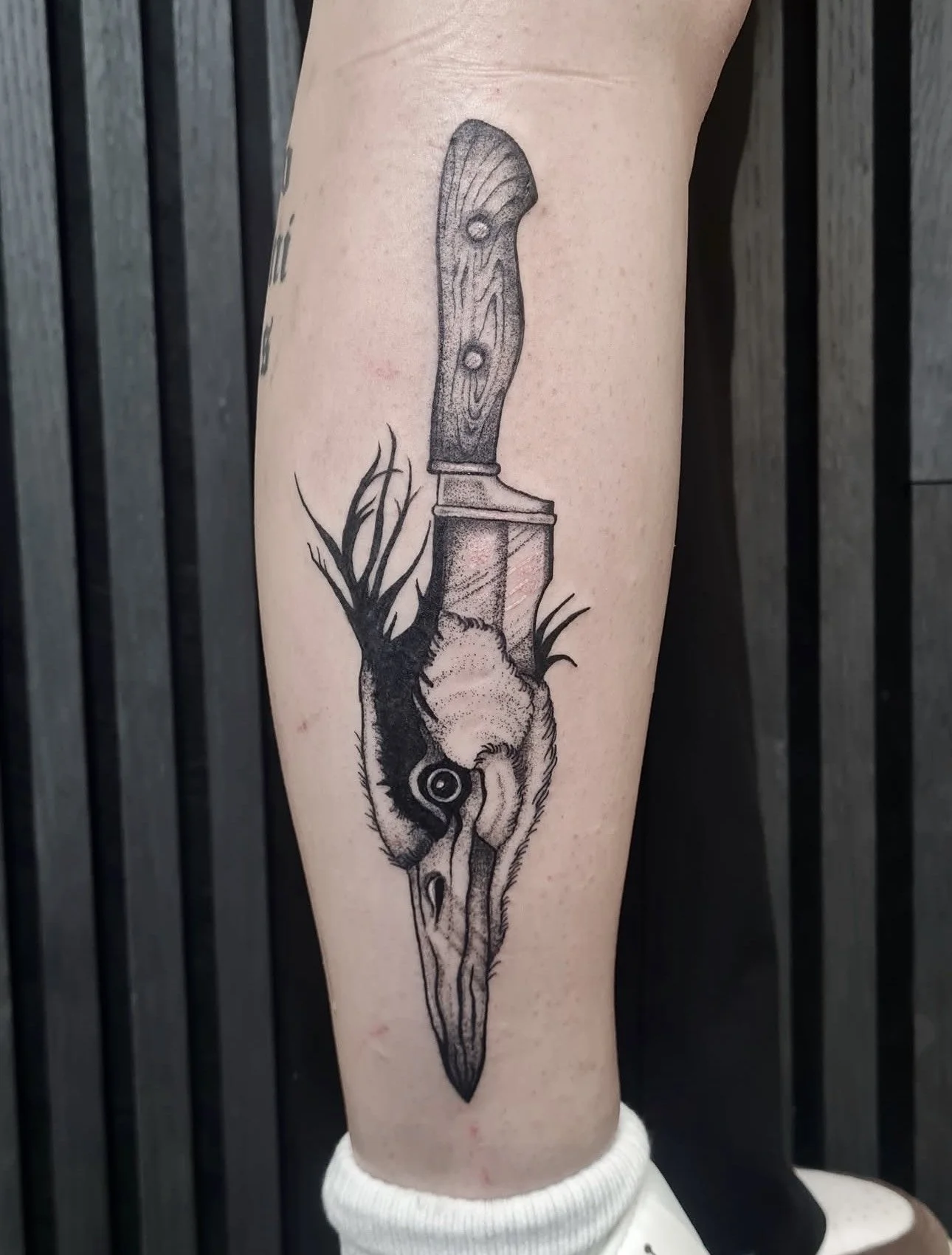 Messer mit Vogel Reiherkopf · Surreales Illustratives Blackwork Tattoo · The Art of Judy · Frankfurt am Main