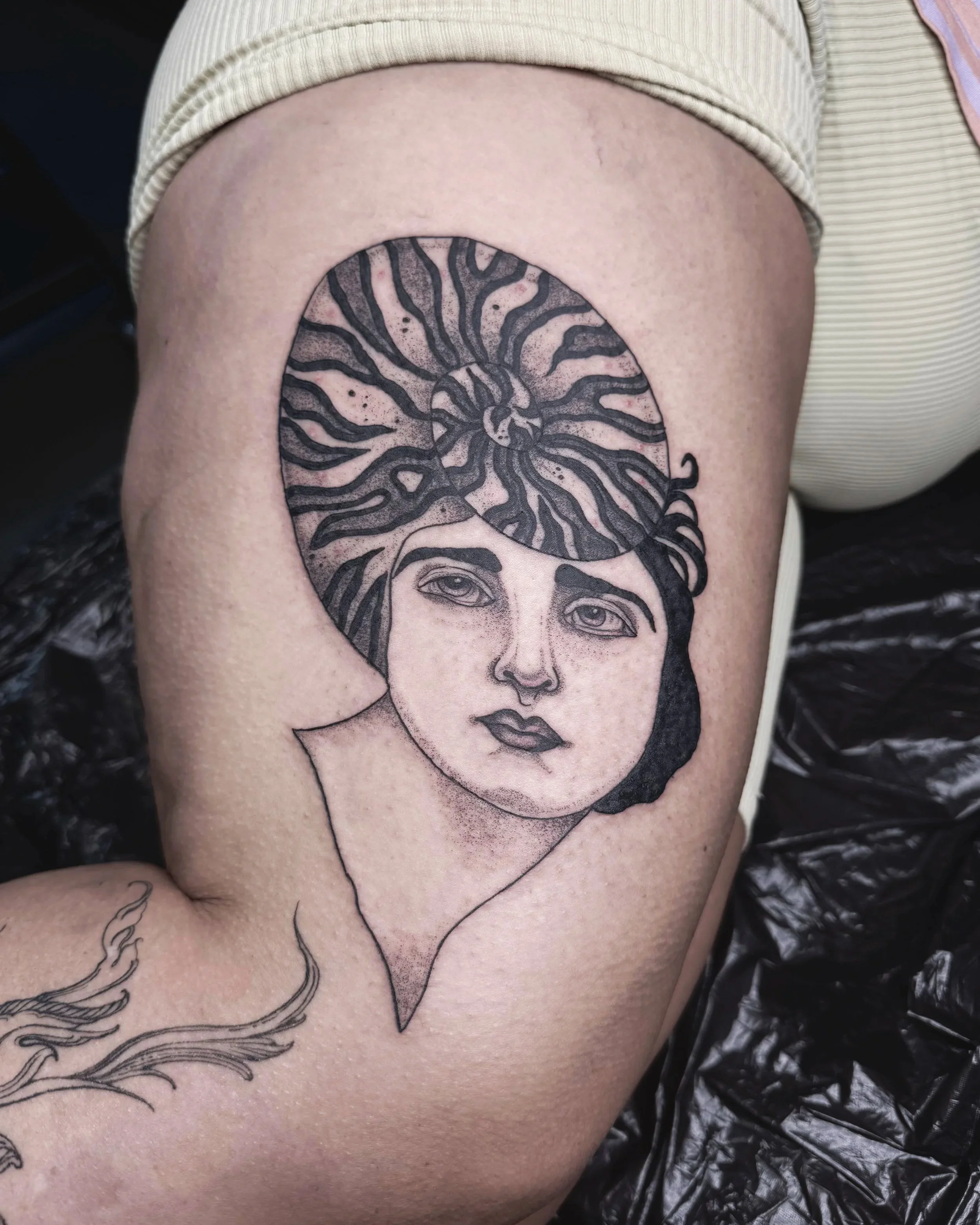 Frau mit Nautilus · Surreales Illustratives Blackwork Tattoo · The Art of Judy · Frankfurt am Main