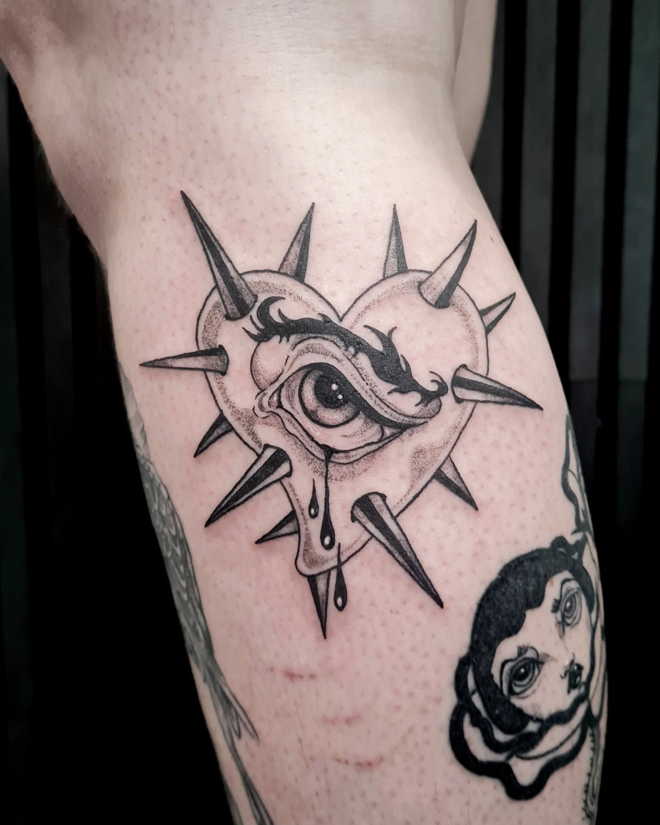 Herz mit Auge, Träne und Spikes Tarotkarte · Dark Illustratives Blackwork Tattoo · The Art of Judy · Frankfurt am Main