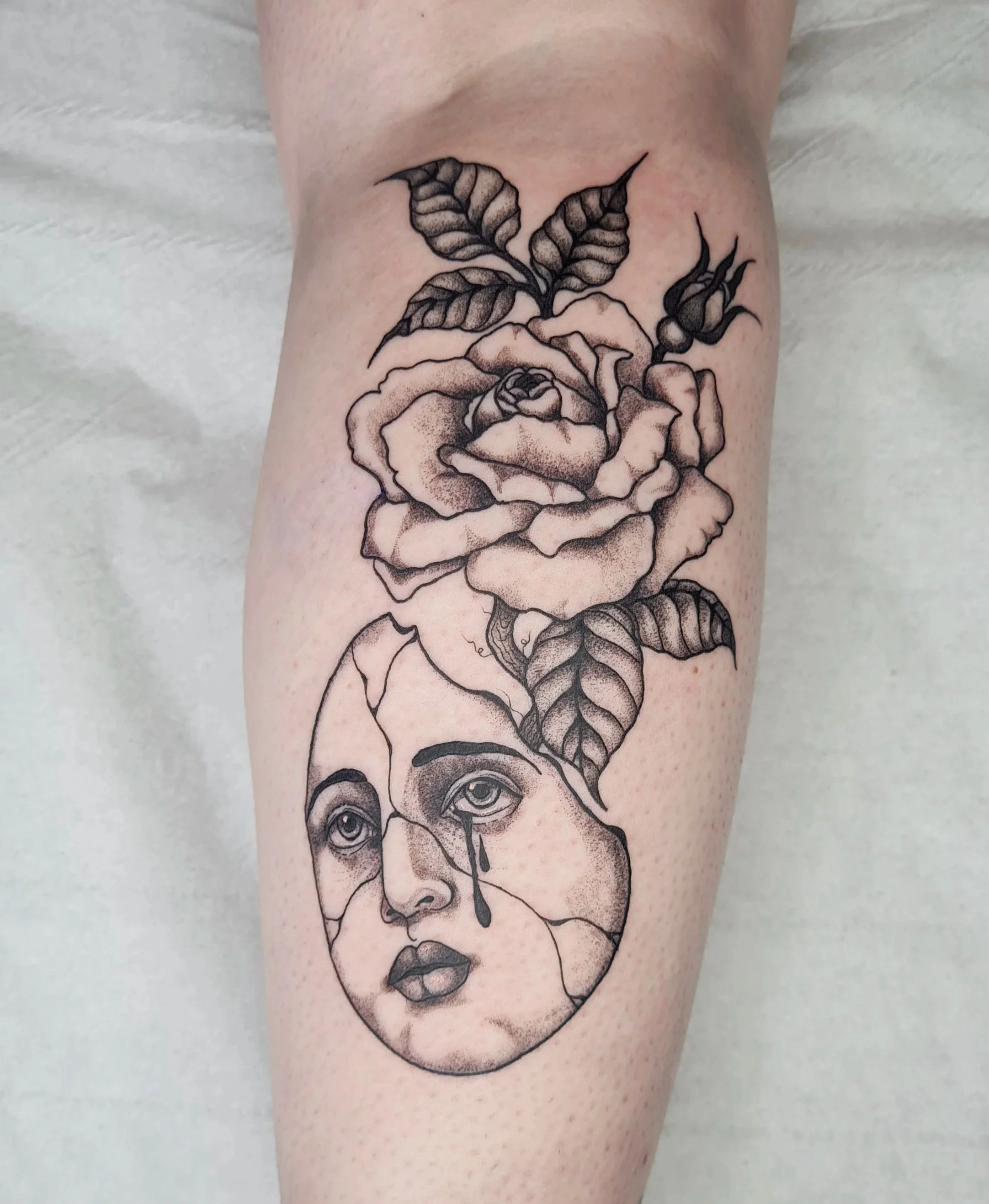 Rose mit Vintage Frauengesicht · Surreales Illustratives Blackwork Tattoo · The Art of Judy · Frankfurt am Main