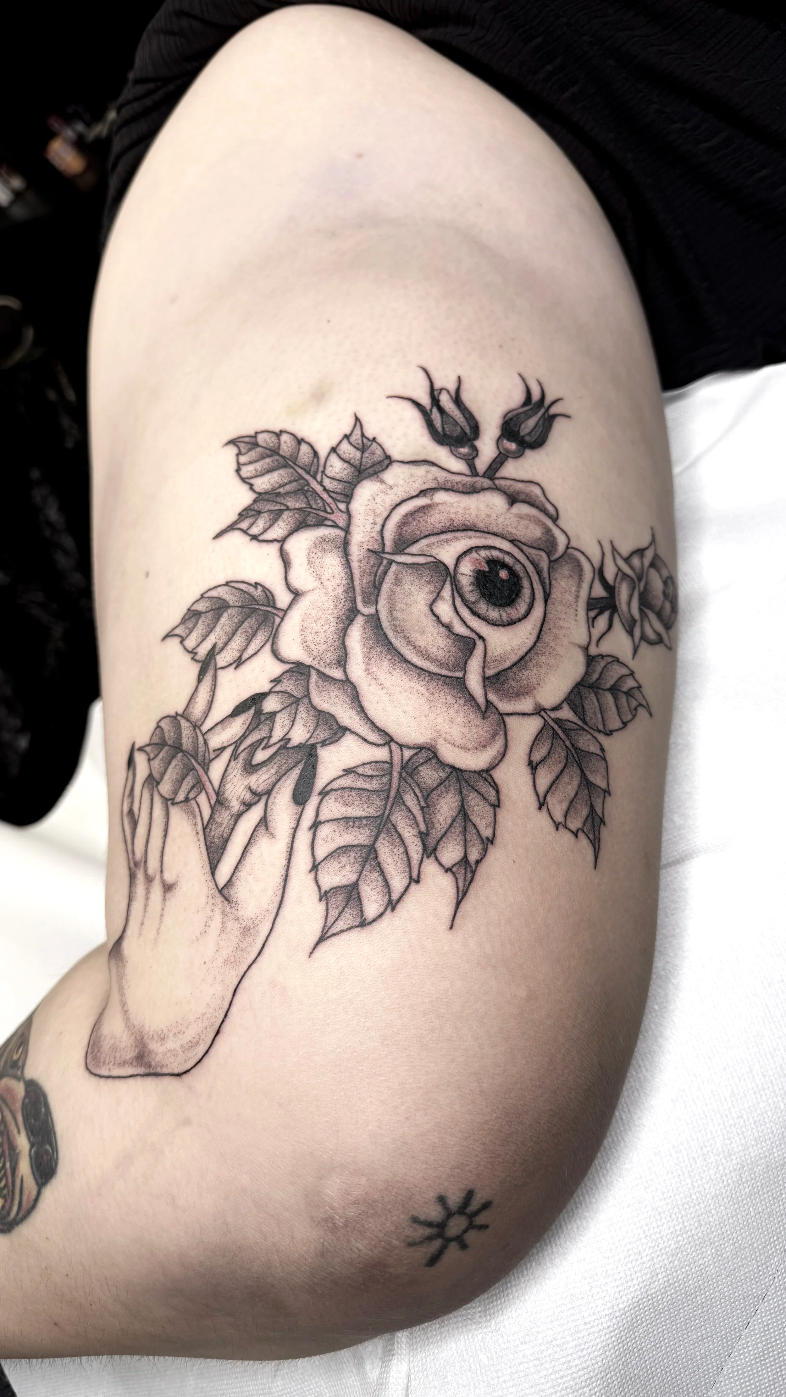 Hand mit Rose und Augapfel · Dark Illustratives Blackwork Tattoo · The Art of Judy · Frankfurt am Main