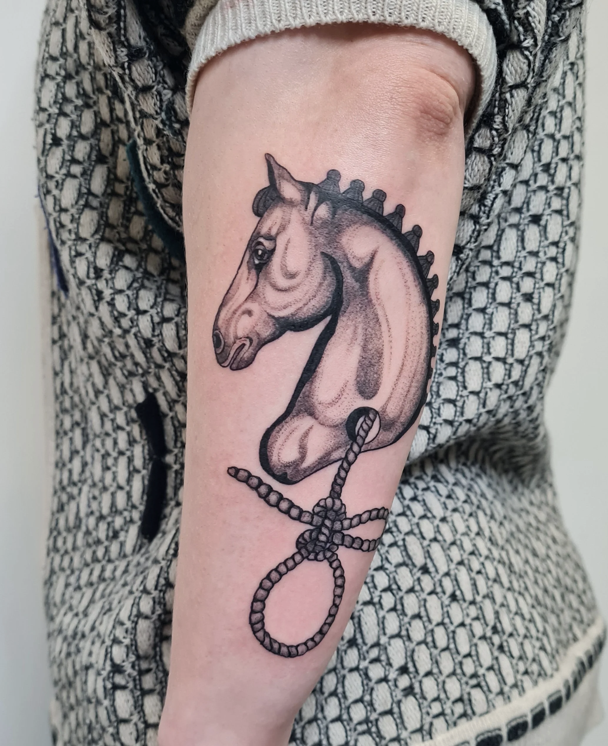 Pferdekopf mit Schlinge · Surreales Illustratives Blackwork Tattoo · The Art of Judy · Frankfurt am Main