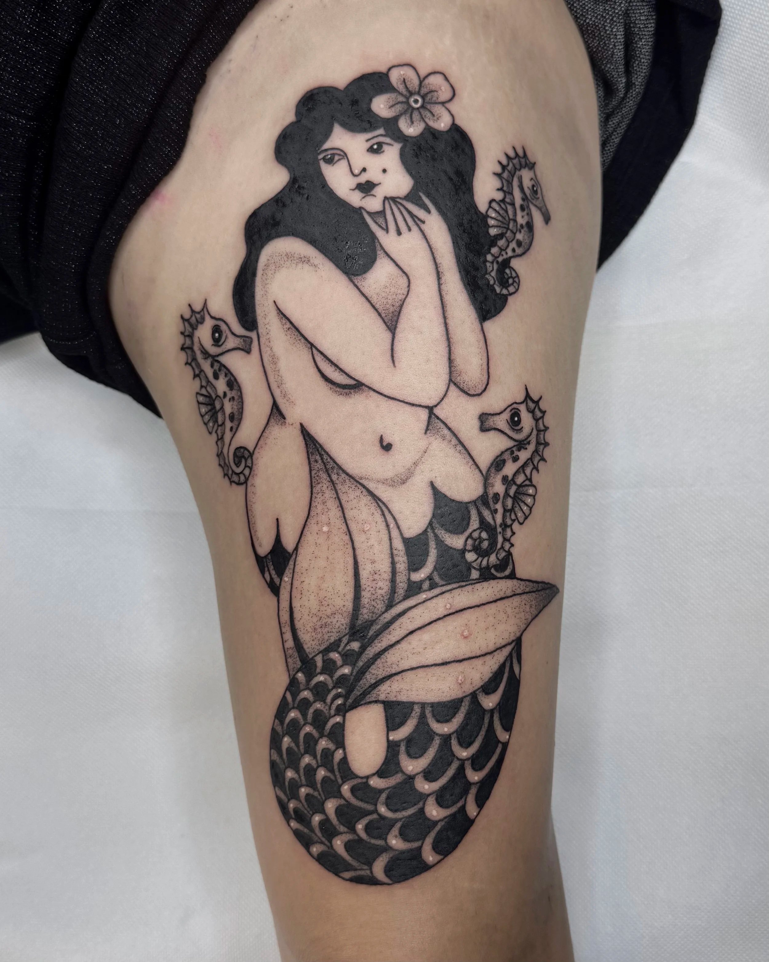 Meerjungfrau mit Seepferdchen · Cute Illustratives Blackwork Tattoo · The Art of Judy · Frankfurt am Main