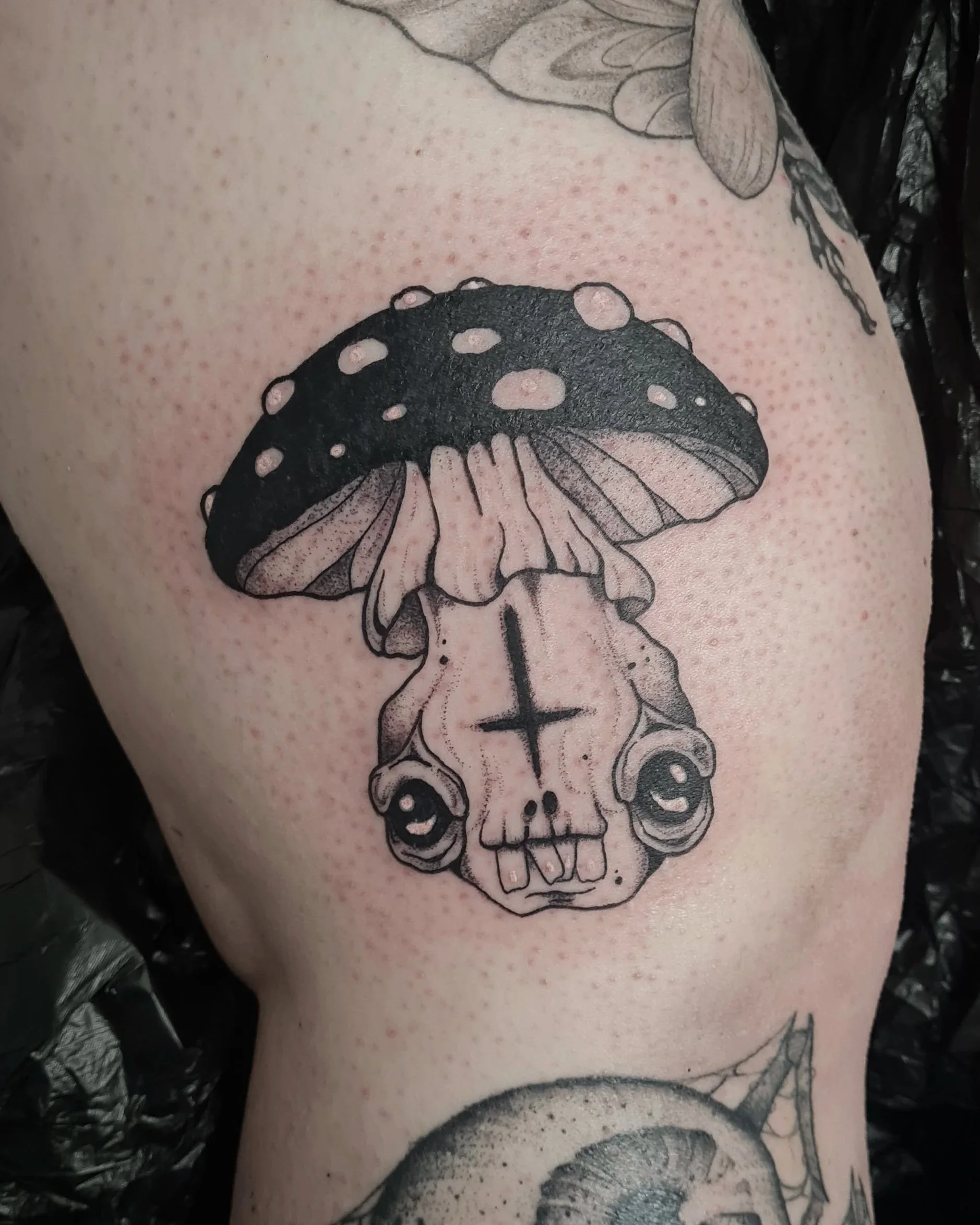 Pilz mit Gesicht und umgedrehtem Kreuz · Cute Illustratives Blackwork Tattoo · The Art of Judy · Frankfurt am Main
