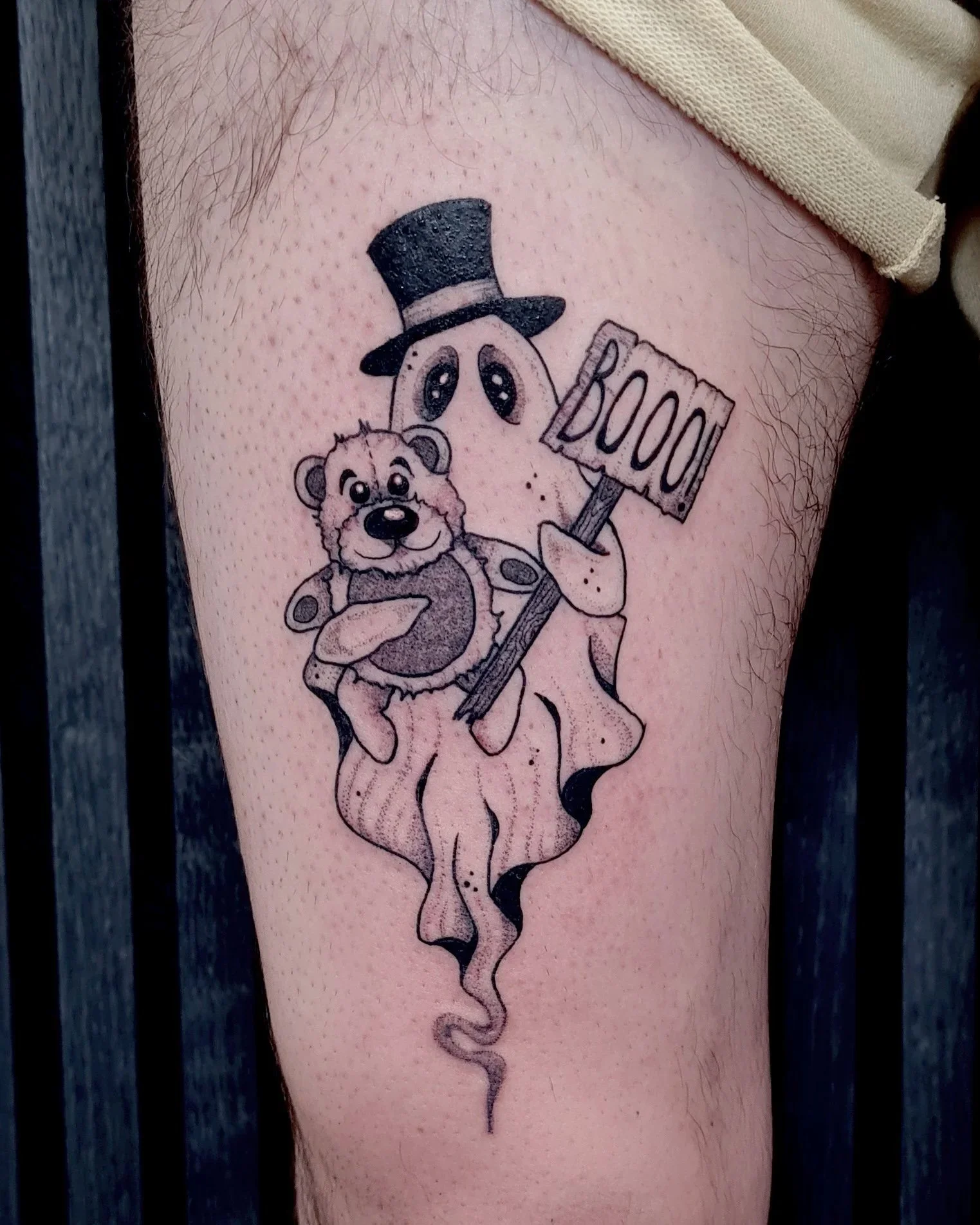 Geist mit Zylinder und Teddybär und Boo Schild · Cute Illustratives Blackwork Tattoo · The Art of Judy · Frankfurt am Main