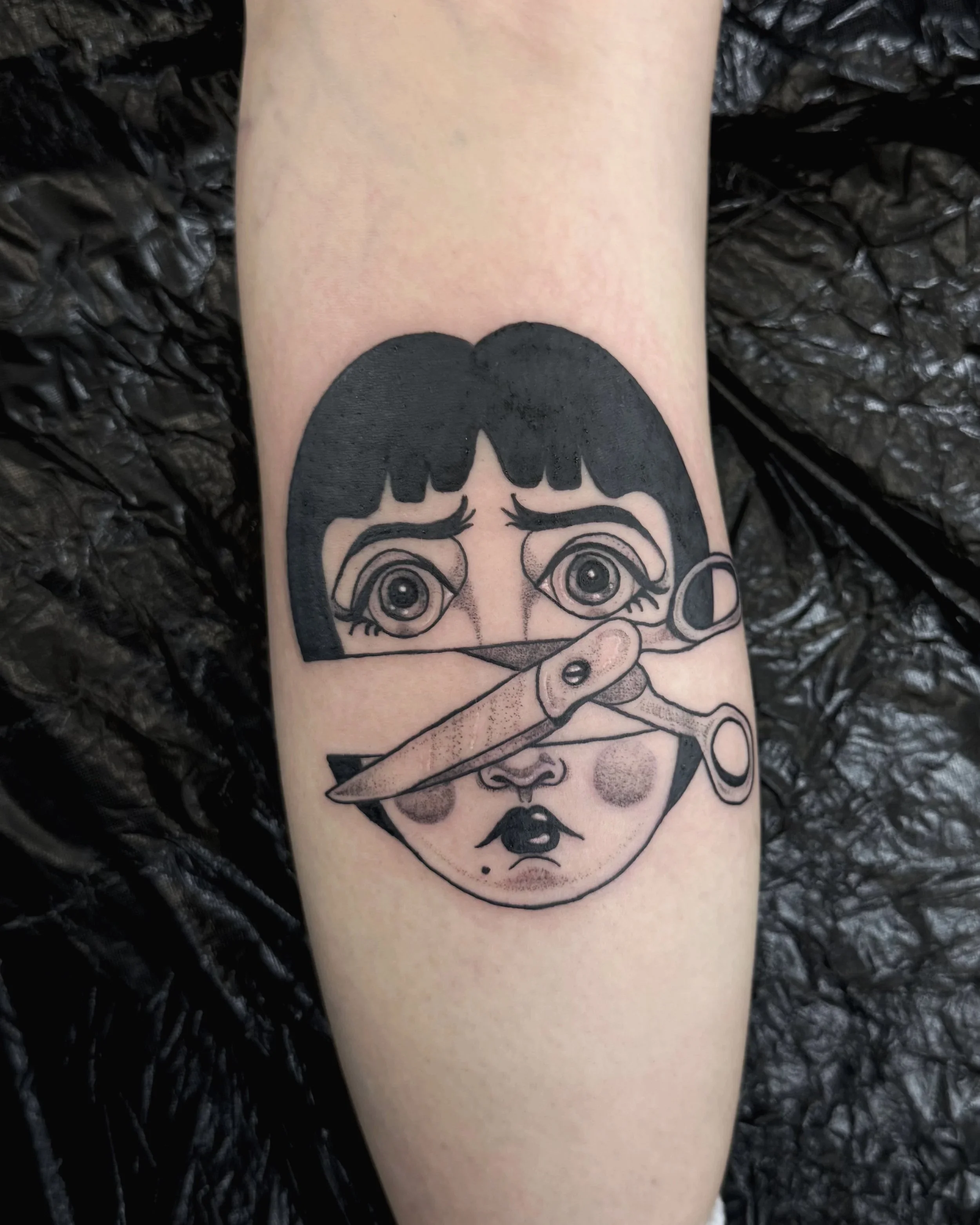 Geteiltes Frauengesicht mit Schere · Cute Illustratives Blackwork Tattoo · The Art of Judy · Frankfurt am Main