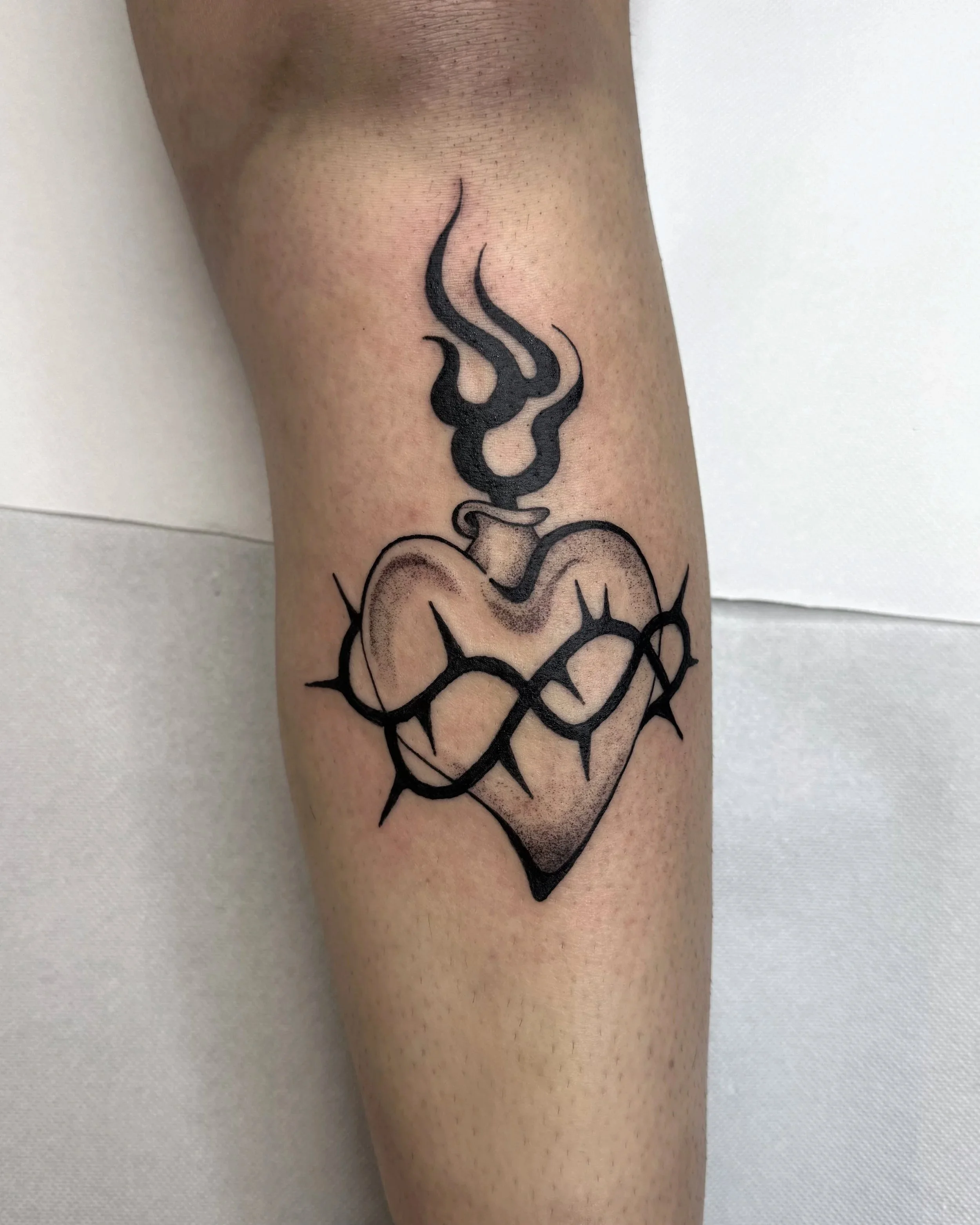 Sacred Heart, heiliges Herz · Stripped Illustratives Blackwork Tattoo · The Art of Judy · Frankfurt am Main