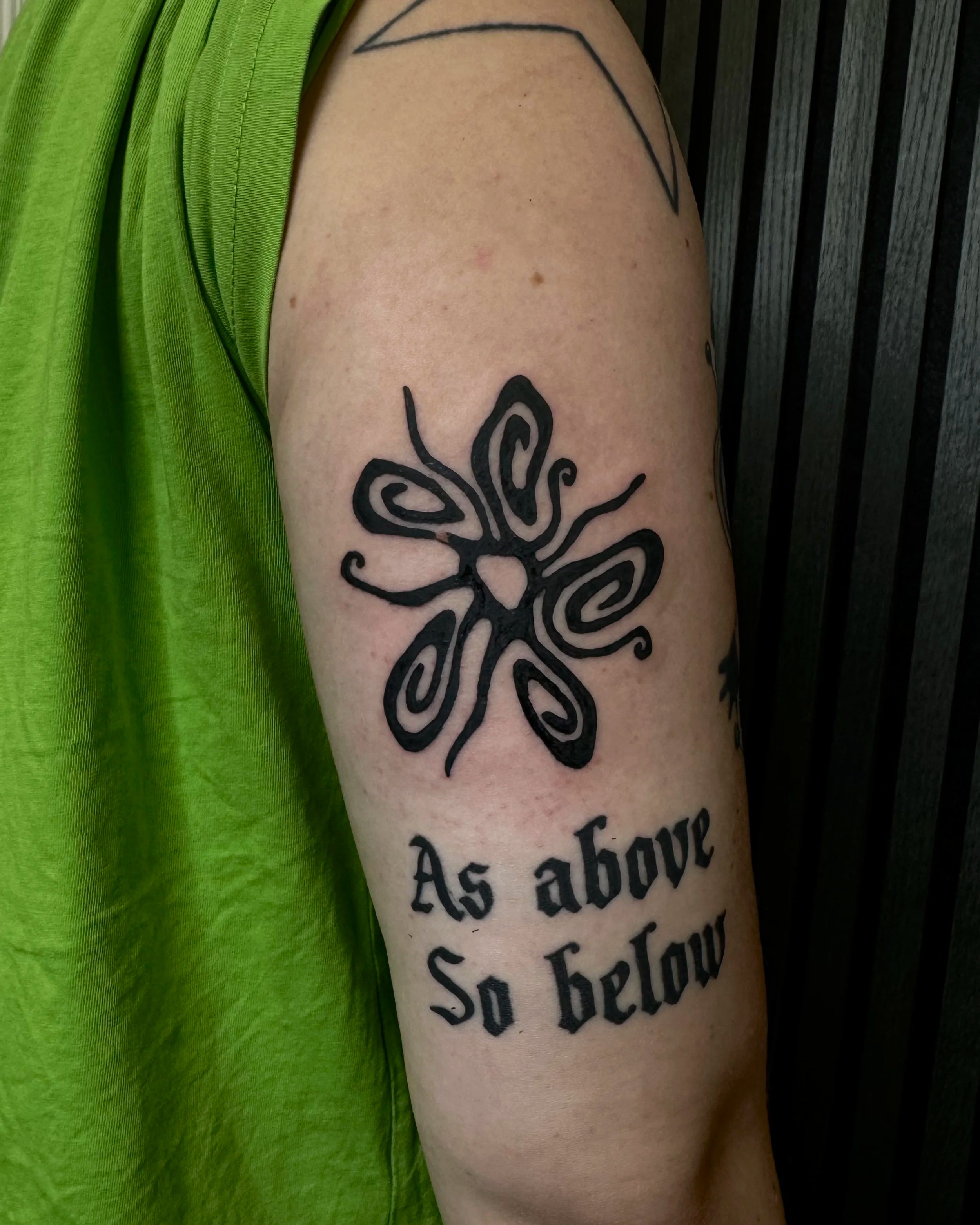 Verschobene Sonne und Schriftzug "As above so below" · Stripped Illustratives Blackwork Tattoo · The Art of Judy · Frankfurt am Main