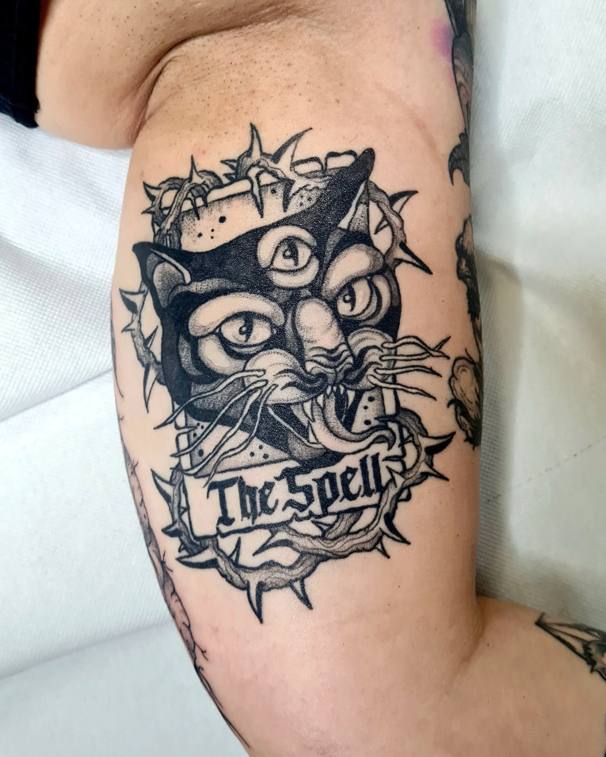 Tarotkarte mit Katzenkopf mit 3 Augen und Dornen · Dark · Verheiltes Illustratives Blackwork Tattoo · Healed Work · The Art of Judy · Frankfurt am Main