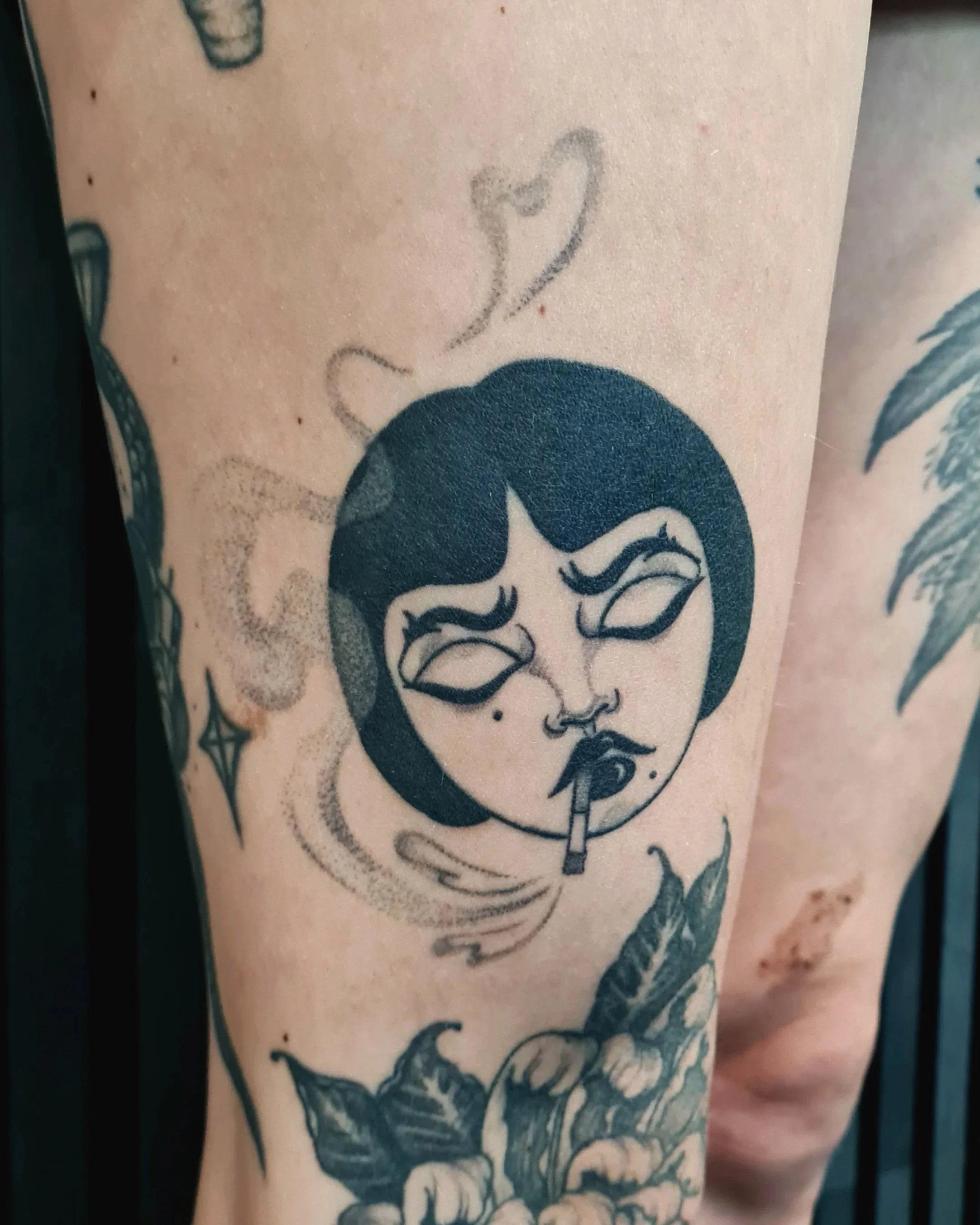 Frauenkopf mit Zigarette · Cute · Verheiltes Illustratives Blackwork Tattoo · Healed Work · The Art of Judy · Frankfurt am Main
