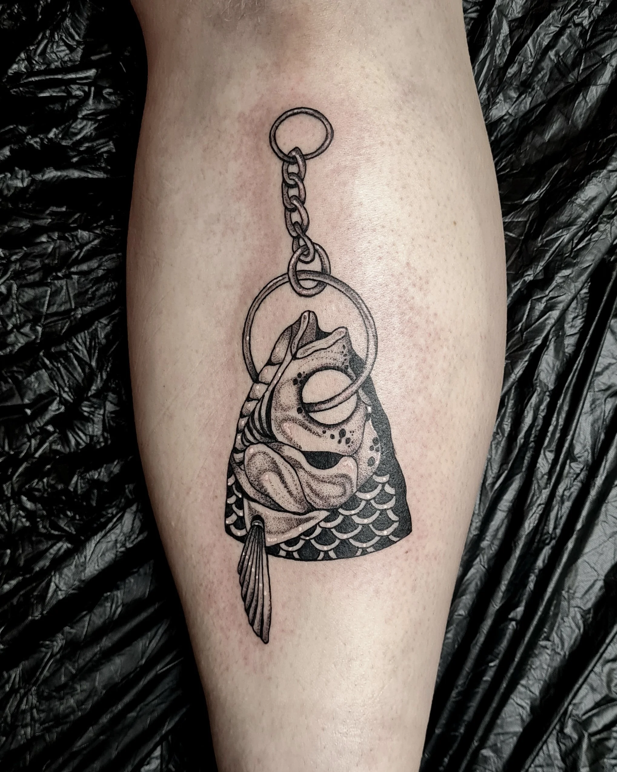 Fisch mit Schlüsselanhänger · Surreales Illustratives Blackwork Tattoo · The Art of Judy · Frankfurt am Main