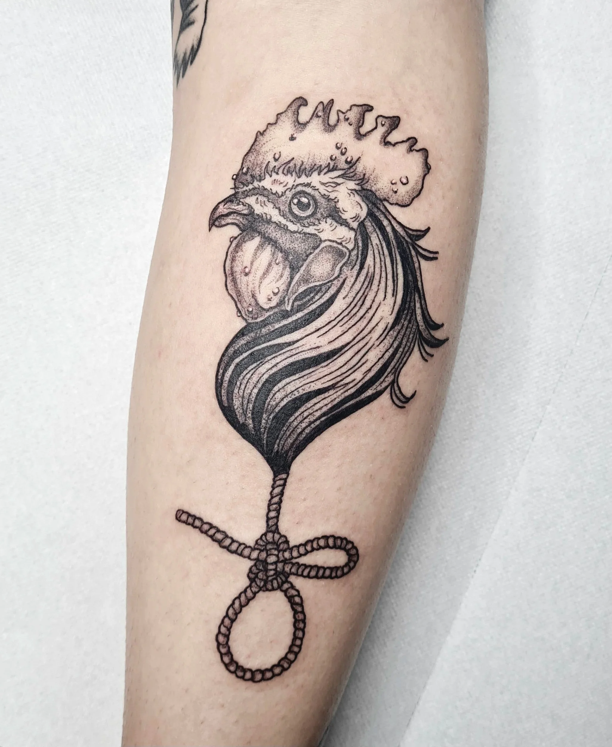 Hahn mit Schlinge Tattoo · Illustratives Blackwork · Surreal · The Art of Judy · Frankfurt am Main