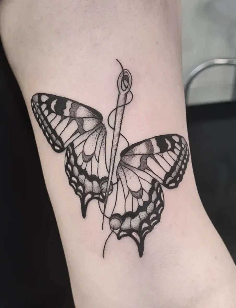 Schmetterlingsflügel mit Nähnnadel und Faden · Surreales Illustratives Blackwork Tattoo · The Art of Judy · Frankfurt am Main