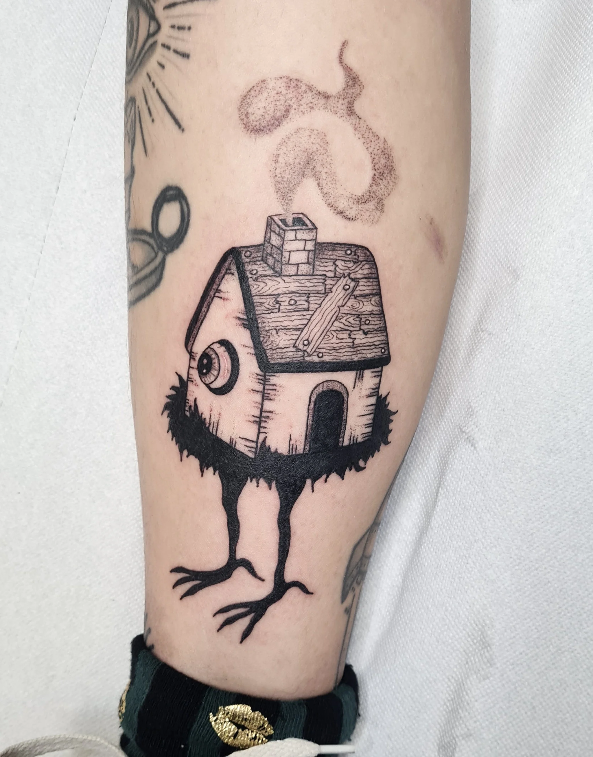 Baba Jaga Haus · Cute Illustratives Blackwork Tattoo · The Art of Judy · Frankfurt am Main