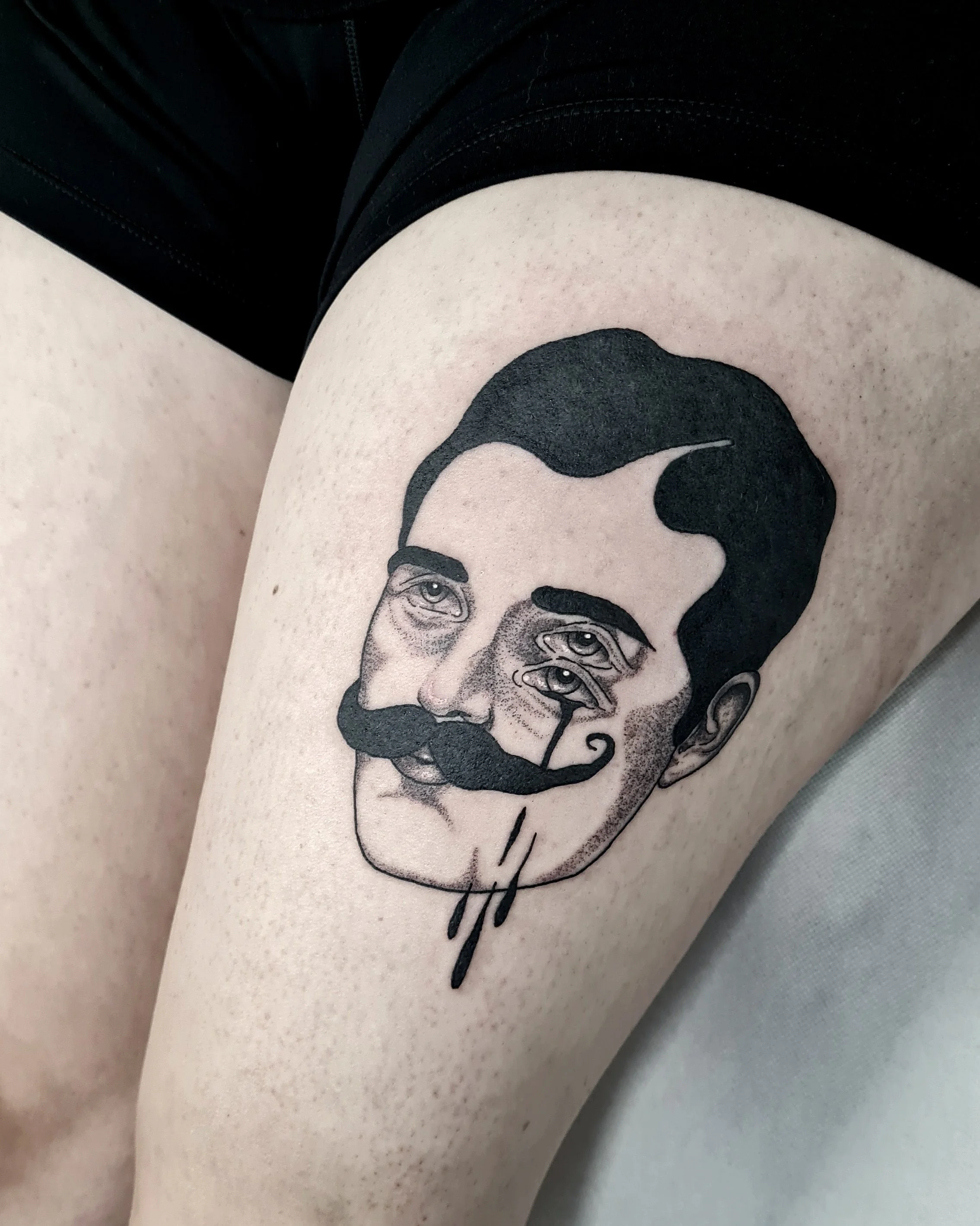 Mann mit Schnurrbart und 3 Augen mit Tränen · Surreales Illustratives Blackwork Portrait Tattoo · The Art of Judy · Frankfurt am Main