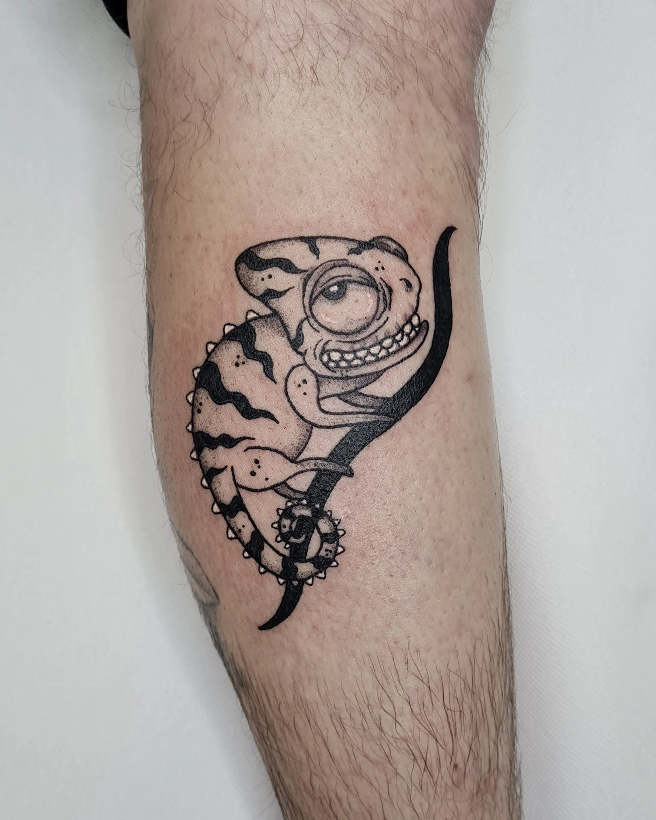 Cameleon auf Ast · Cute Illustratives Blackwork Tattoo · The Art of Judy · Frankfurt am Main