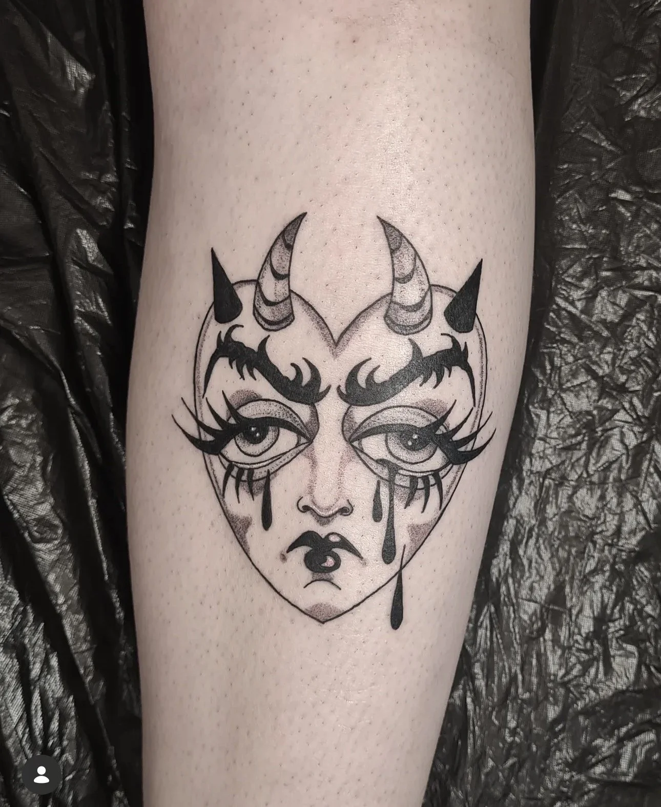 Herzgesicht mit Tränen und Hörnern · Cute Illustratives Blackwork Tattoo · The Art of Judy · Frankfurt am Main