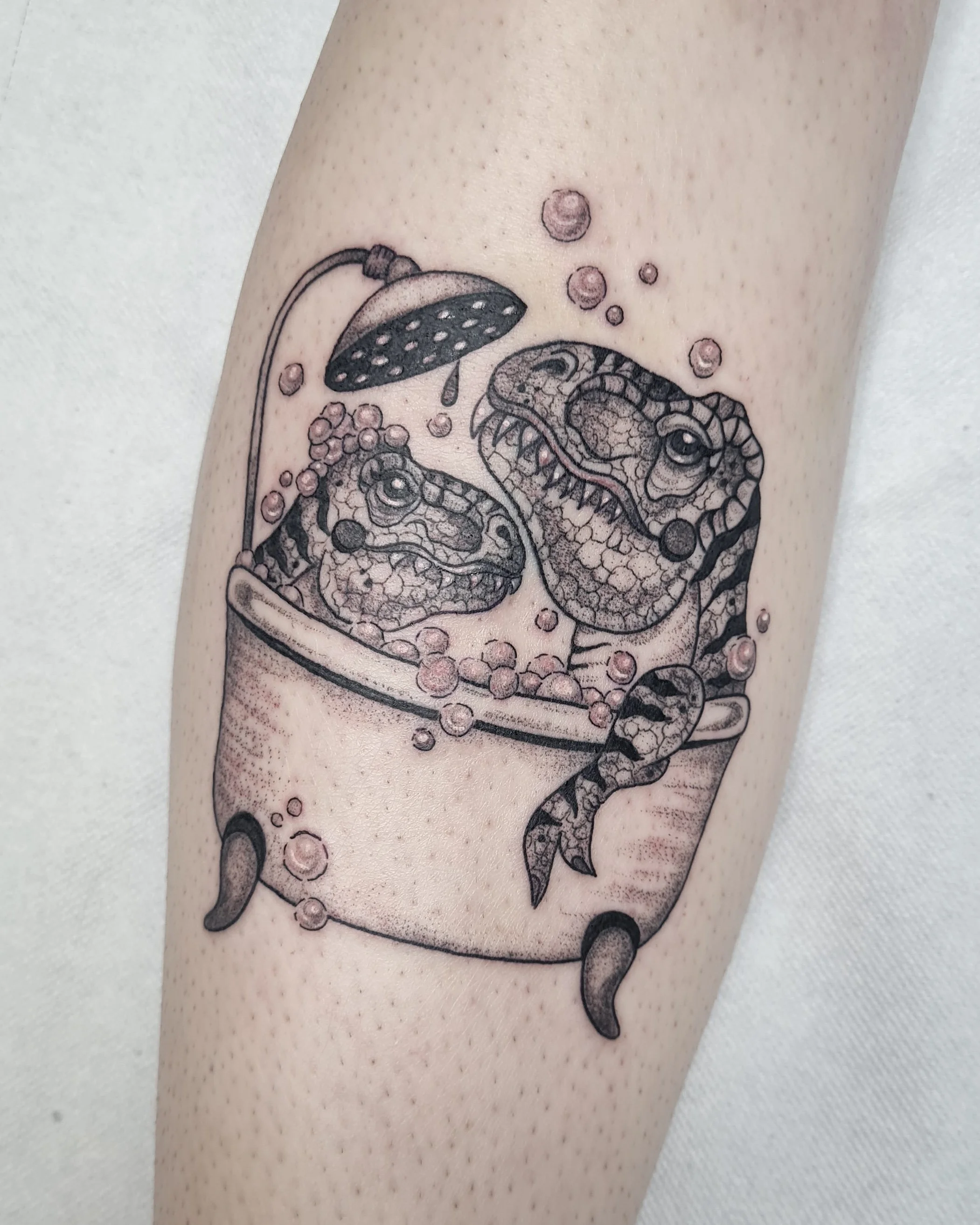 Dinosaurier T-Rex in Badewanne · Cute Illustratives Blackwork Tattoo · The Art of Judy · Frankfurt am Main