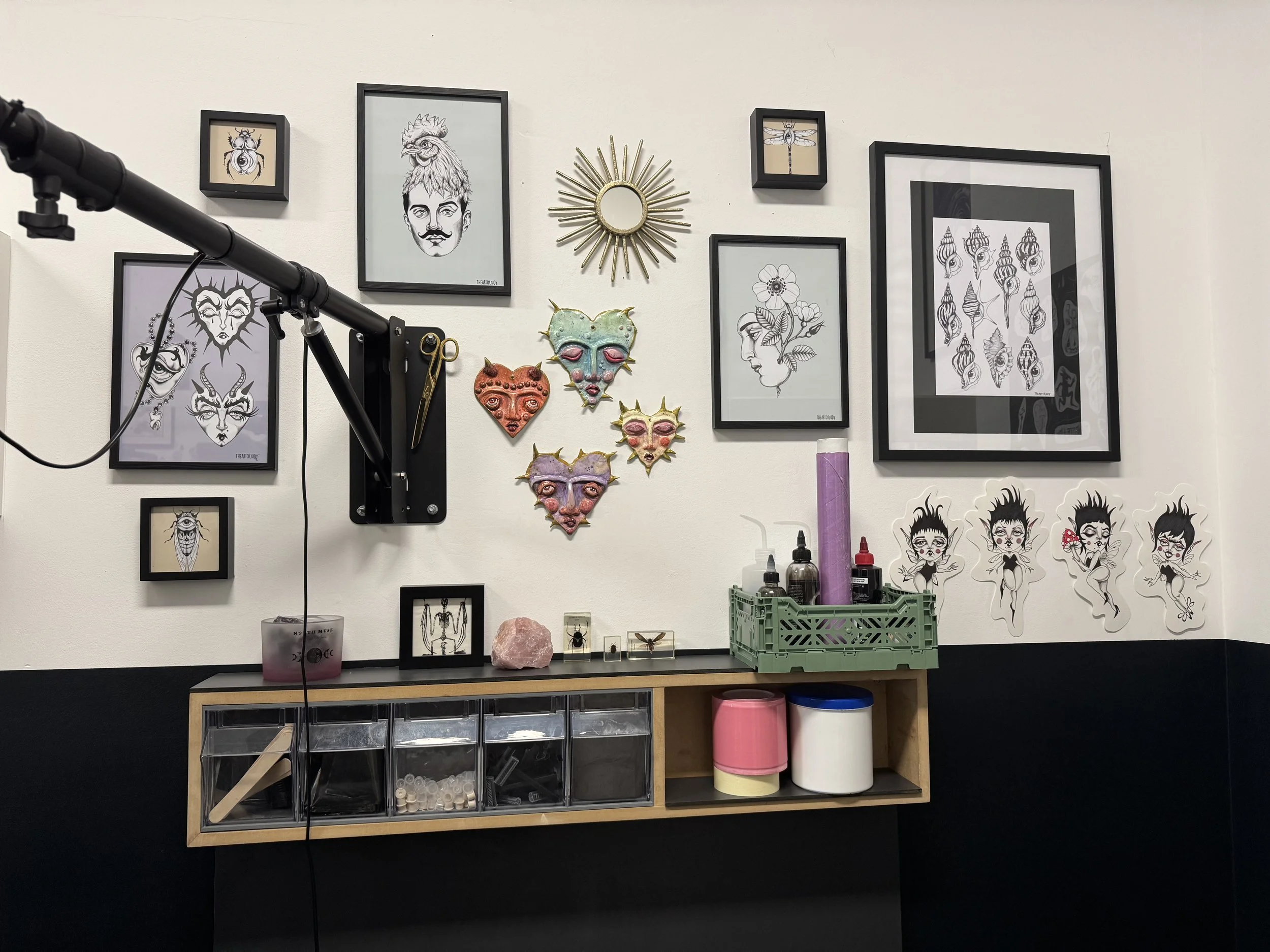 Tattoo Studio mit Zeichnungen und Clay Skulpturen · The Art of Judy · Frankfurt am Main