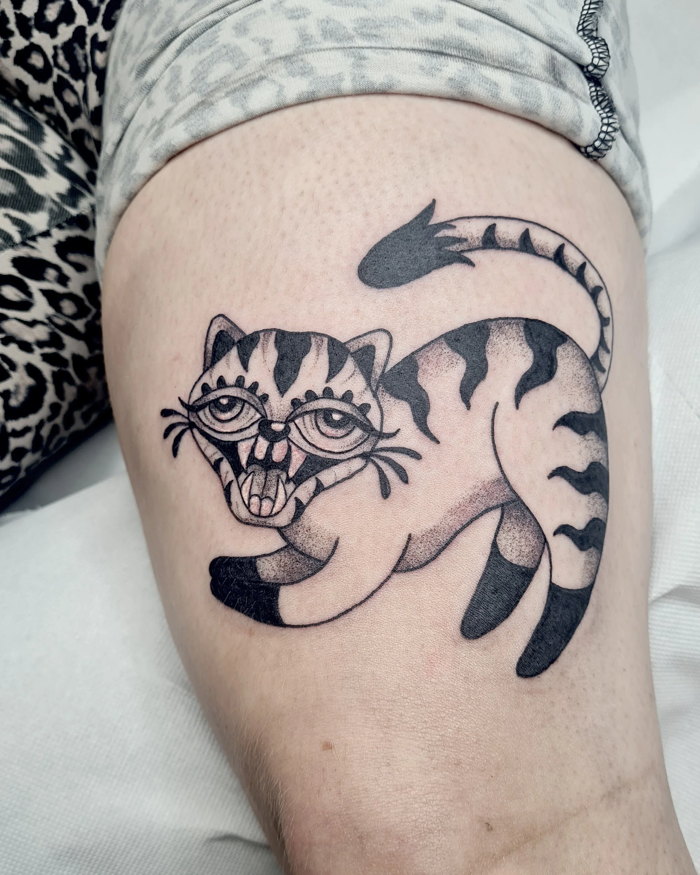 Screaming Cat, schreiende Katze · Cute Illustratives Blackwork Tattoo · The Art of Judy · Frankfurt am Main