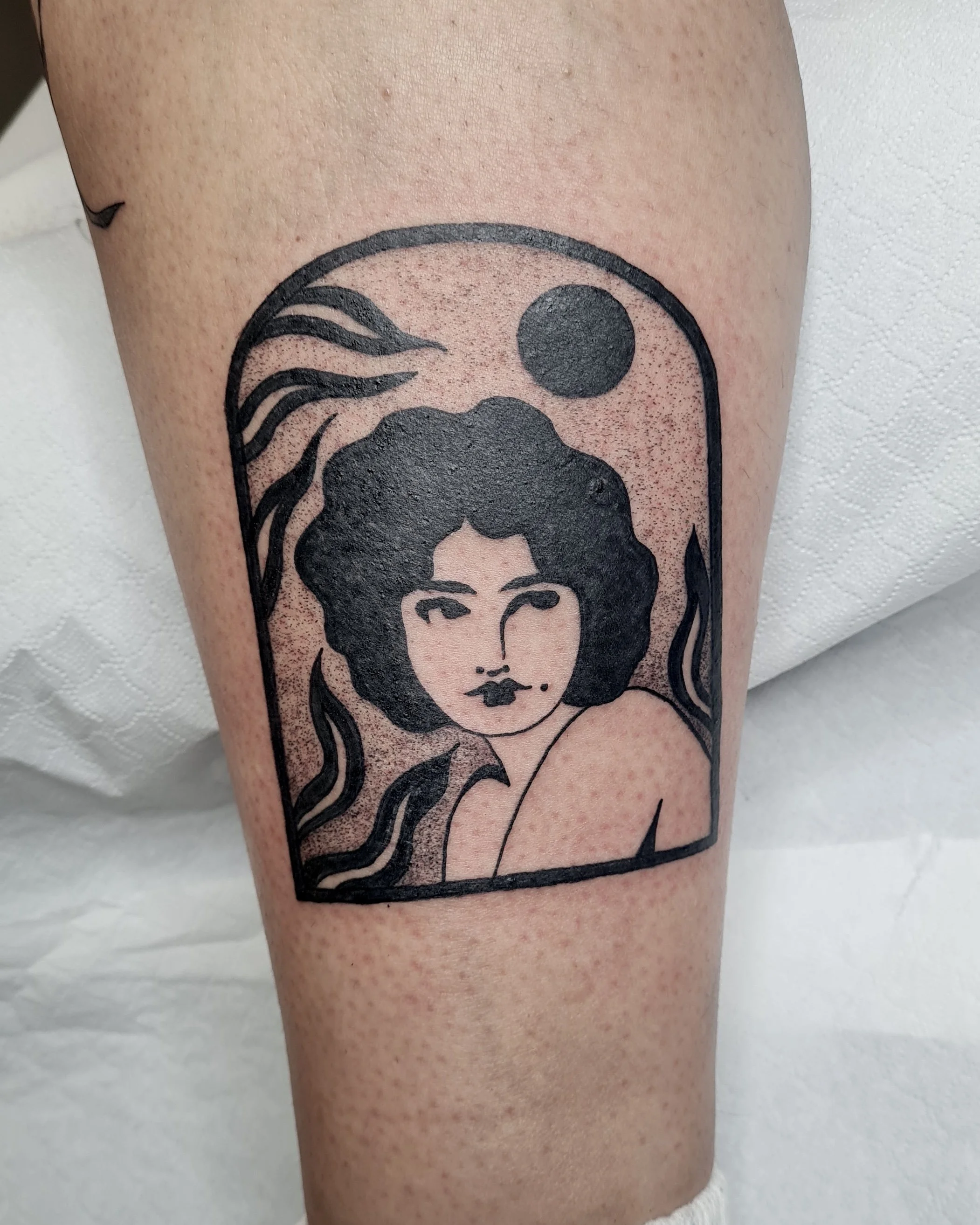Frau im Rahmen mit Pflanze und Mond · Stripped Illustratives Blackwork Tattoo · The Art of Judy · Frankfurt am Main
