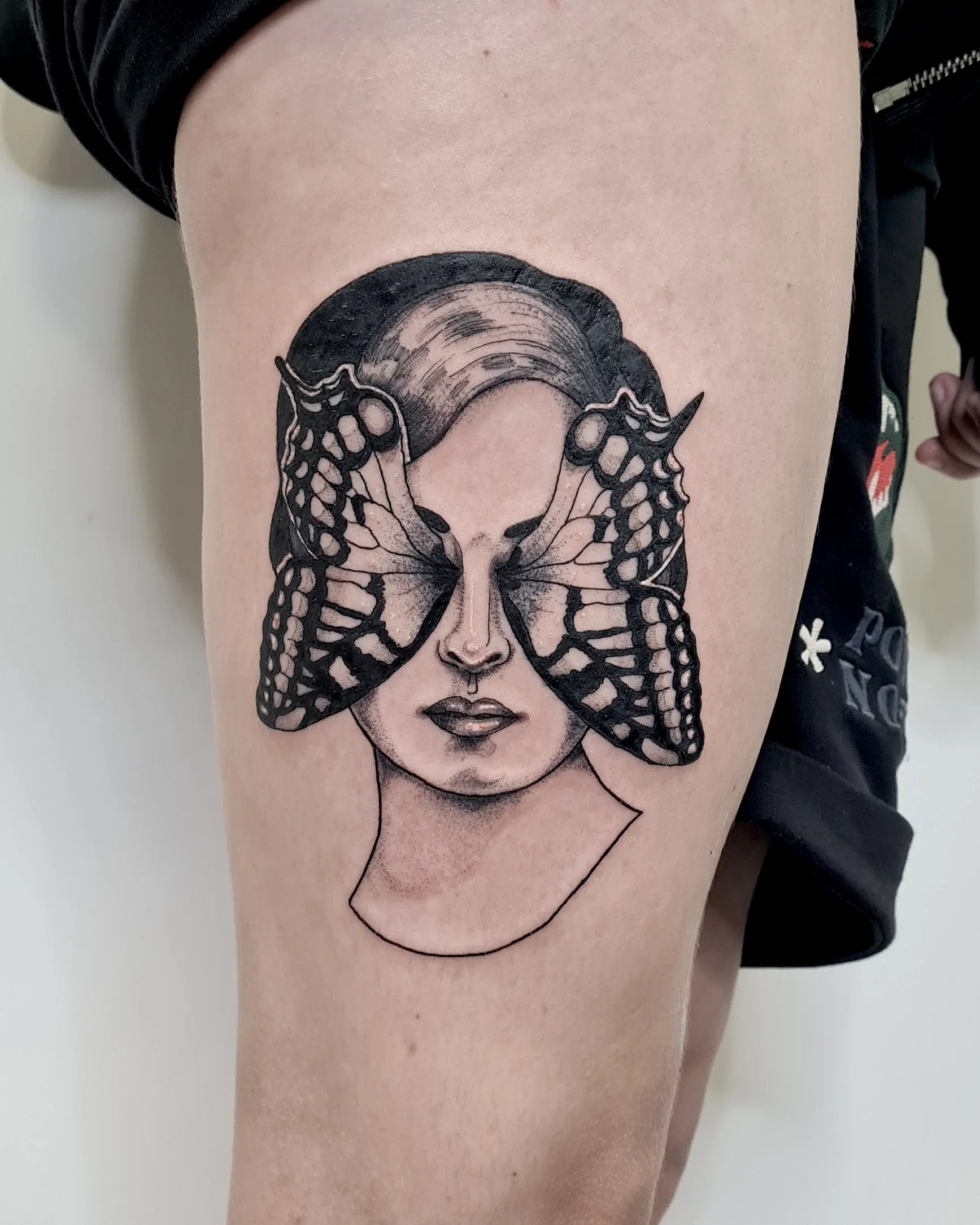Frauenkopf mit Schmetterlingsflügel · Surreales Illustratives Blackwork Tattoo · The Art of Judy · Frankfurt am Main