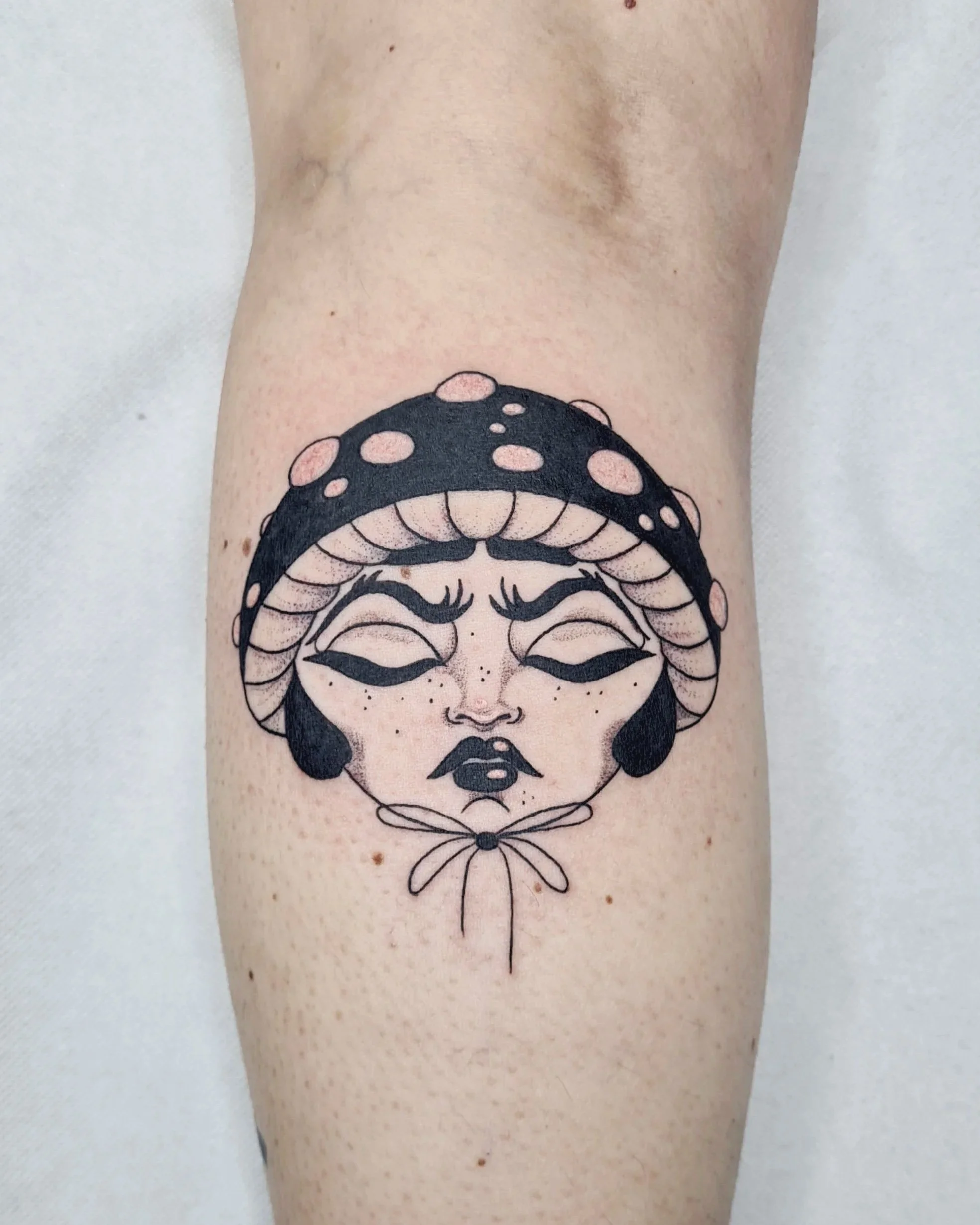 Frauenkopf mit Pilzhut Tattoo · Illustratives Blackwork · Cute · The Art of Judy · Frankfurt am Main