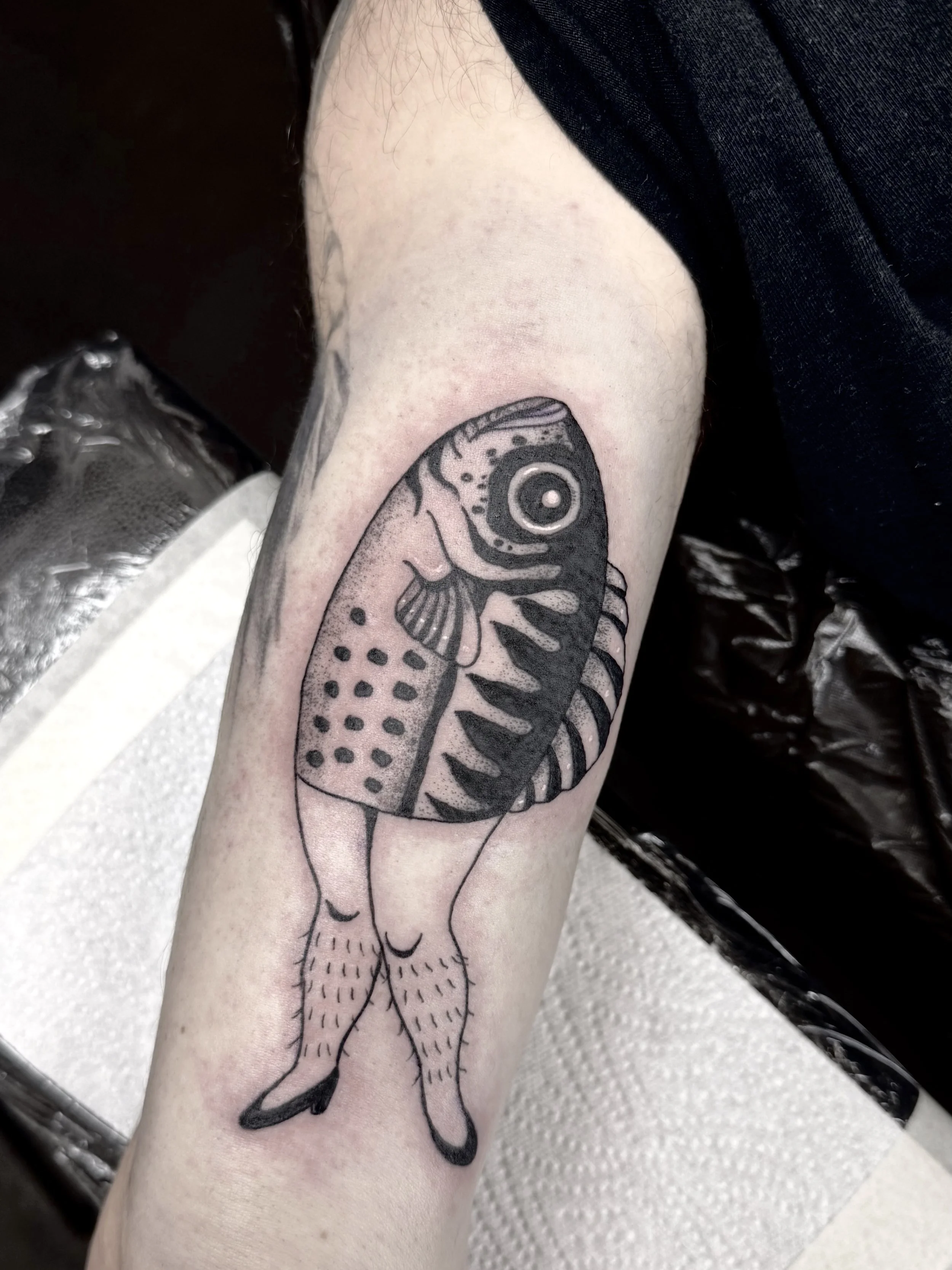 Fisch mit behaarten Beinen und High Heels · Cute Illustratives Blackwork Tattoo · The Art of Judy · Frankfurt am Main