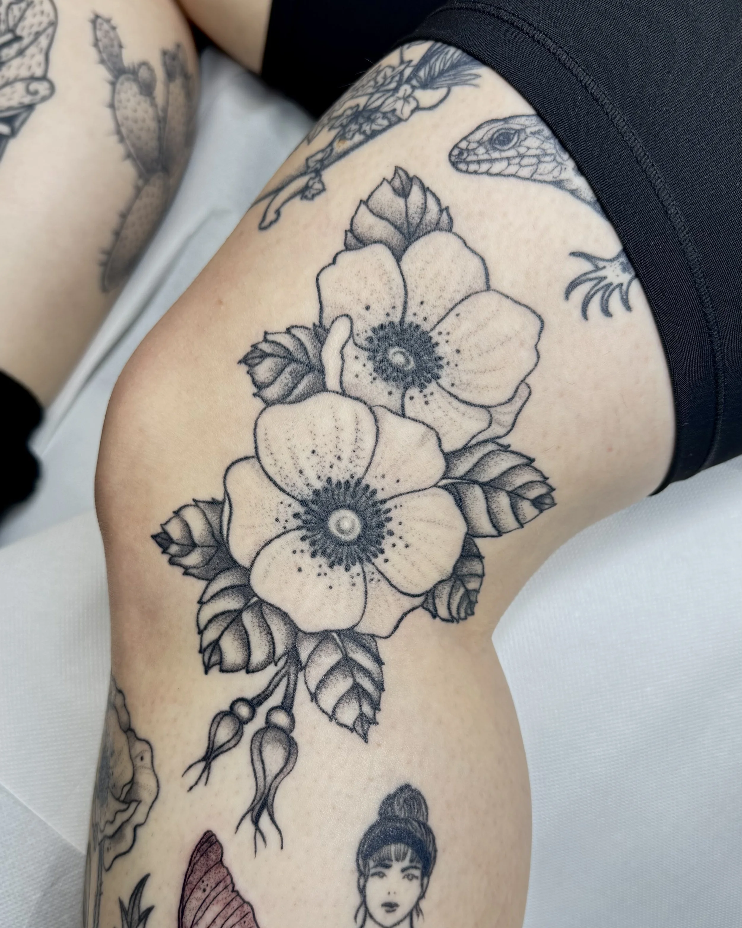 Buschrosen · Botanisch · Verheiltes Illustratives Blackwork Tattoo · Healed Work · The Art of Judy · Frankfurt am Main