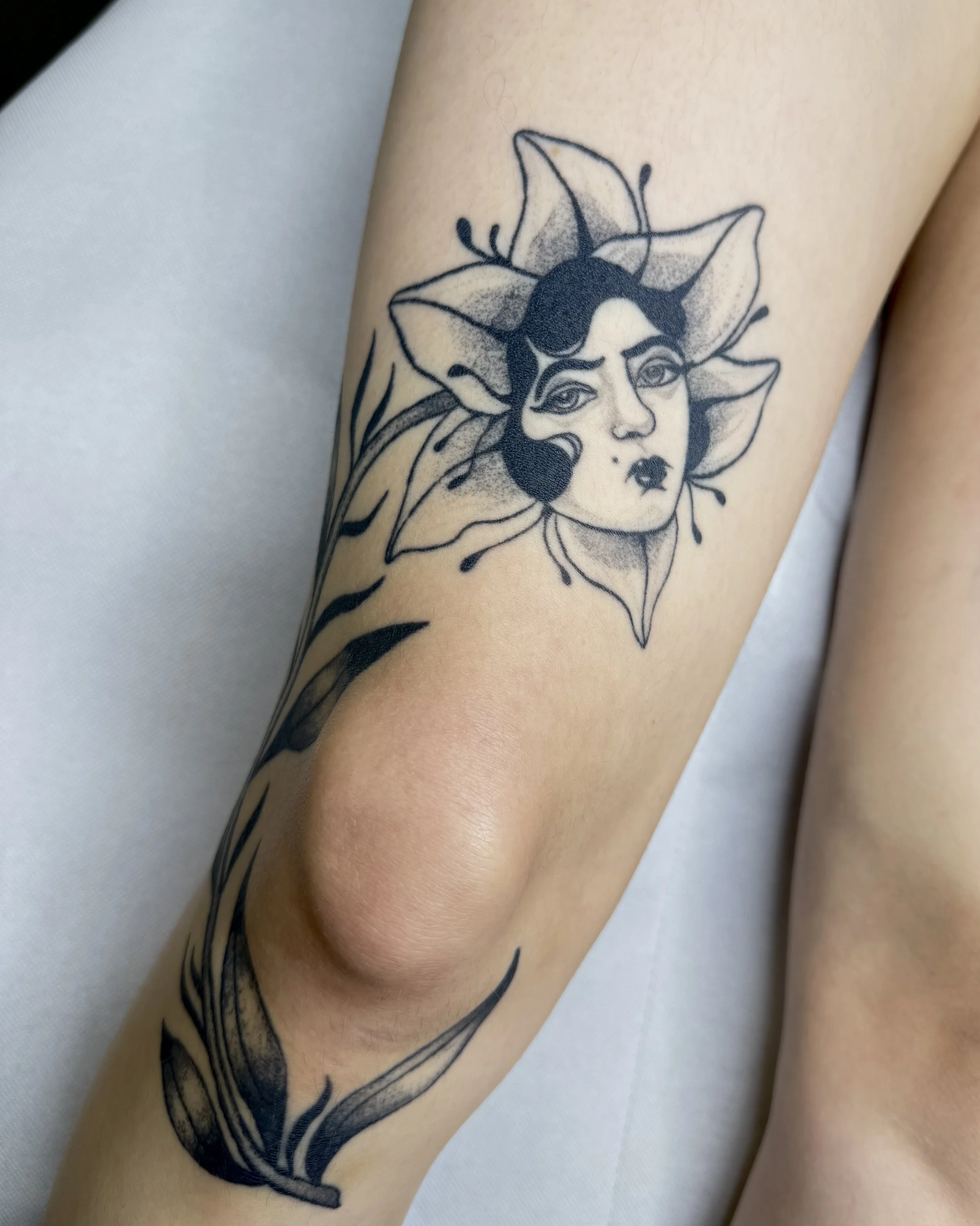Frauengesicht in Blüte · Cute · Verheiltes Illustratives Blackwork Tattoo · Healed Work · The Art of Judy · Frankfurt am Main