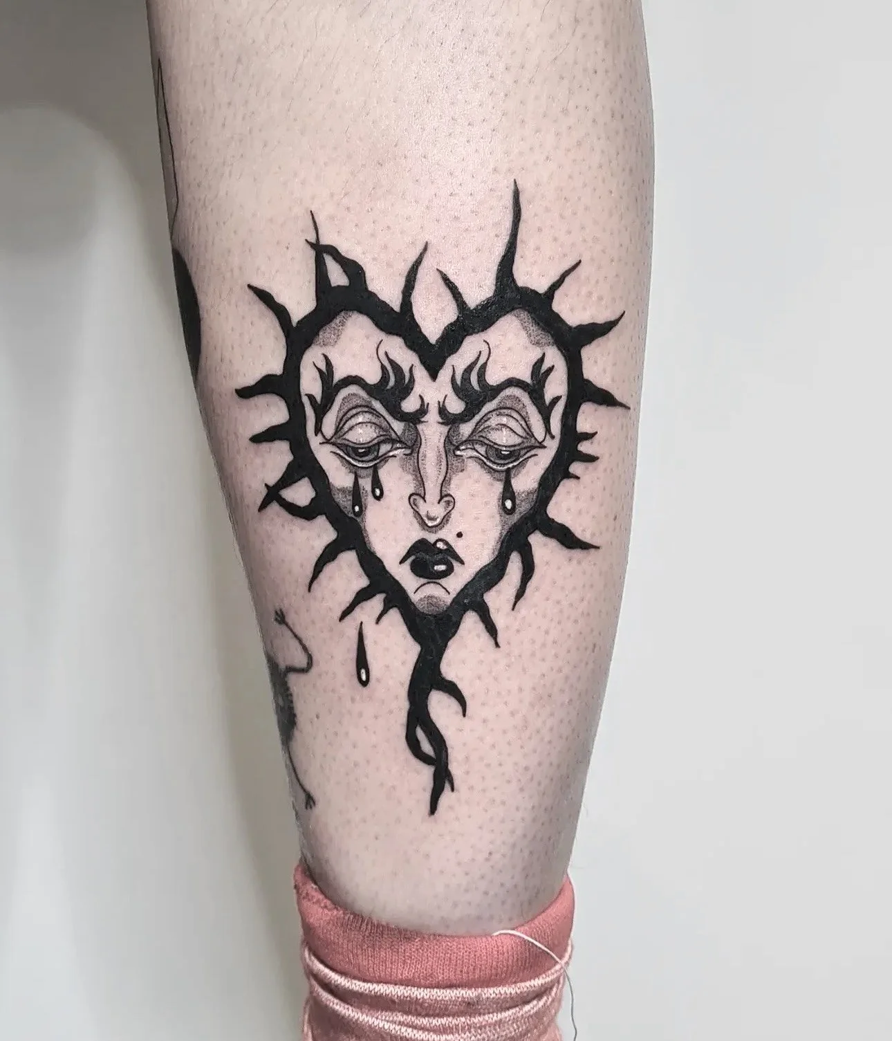 Herzgesicht mit Tränen und Dornen · Dark Illustratives Blackwork Tattoo · The Art of Judy · Frankfurt am Main
