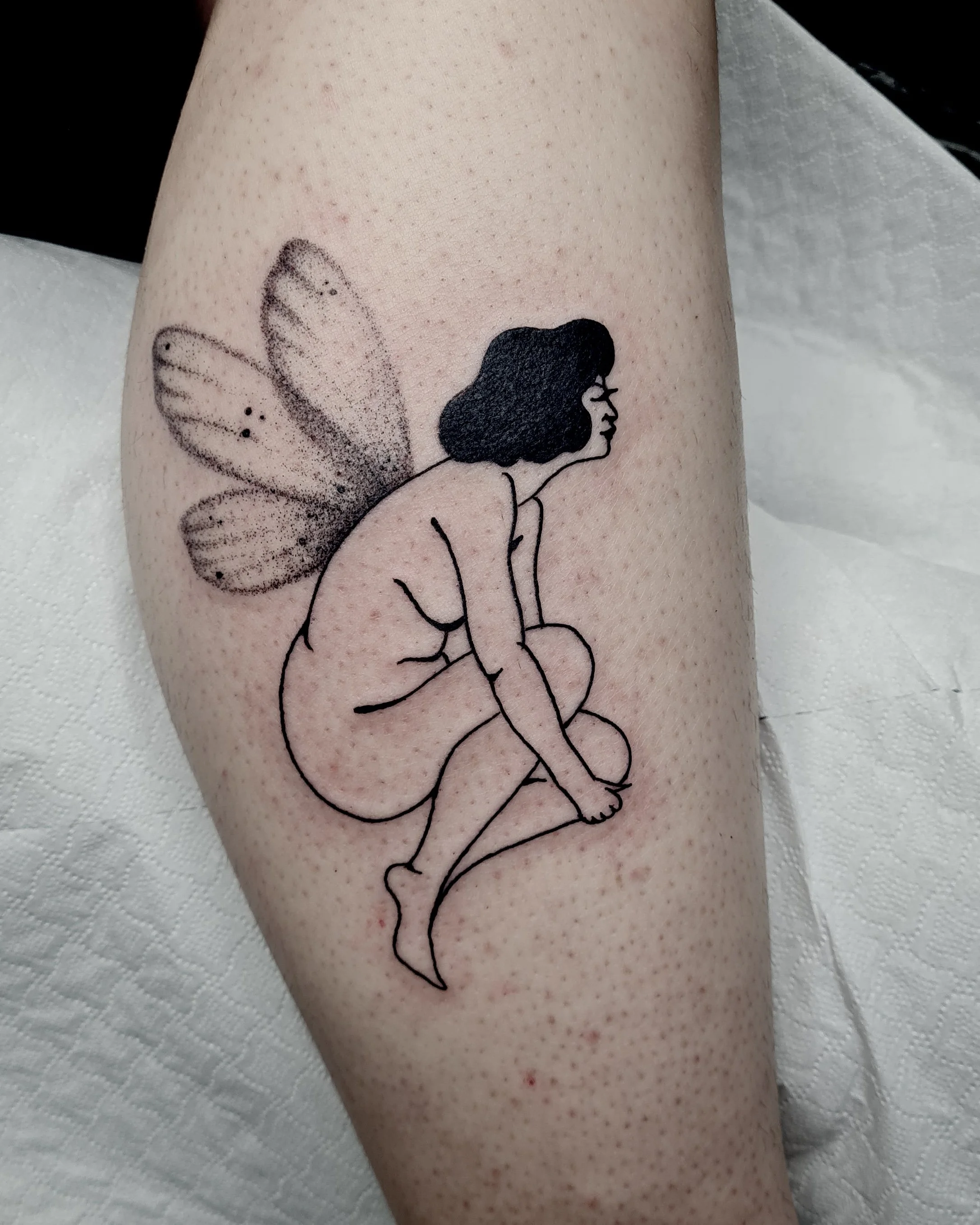 Fee, Frau mit Flügeln · Stripped Illustratives Blackwork Tattoo · The Art of Judy · Frankfurt am Main