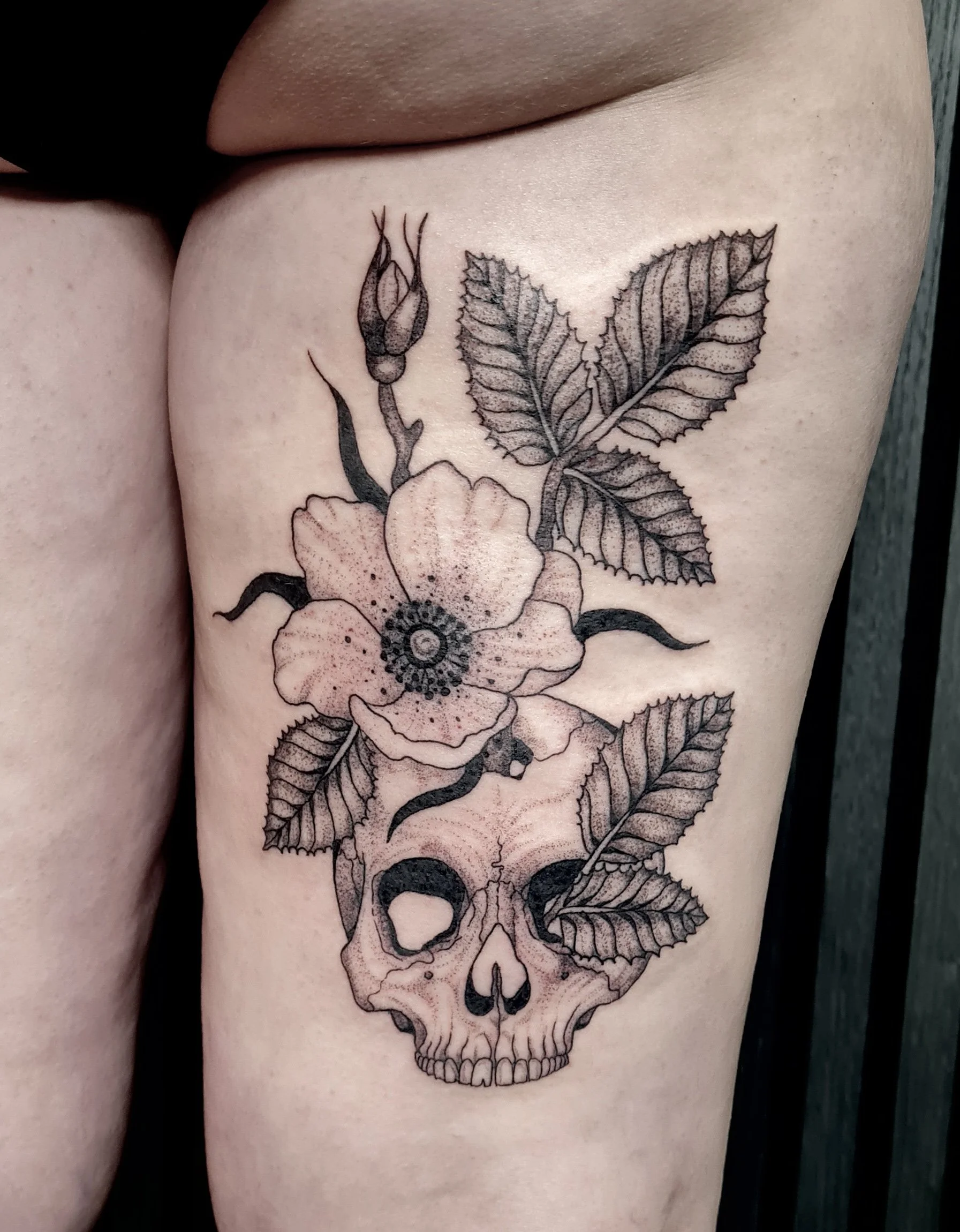 Totenkopf mit Buschrose · Dark Illustratives Blackwork Tattoo · The Art of Judy · Frankfurt am Main