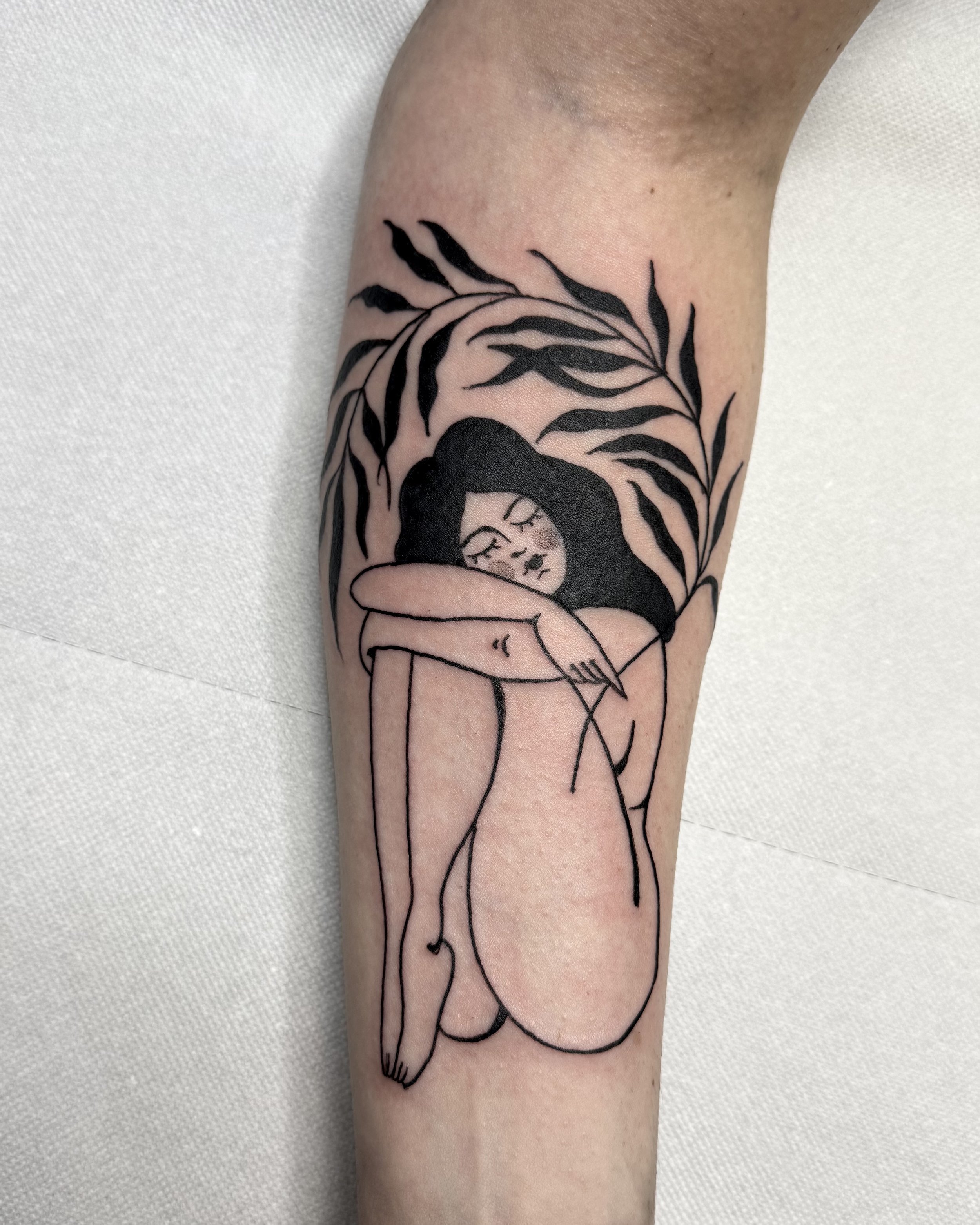 Frau mit Pflanze · Stripped Illustratives Blackwork Tattoo · The Art of Judy · Frankfurt am Main