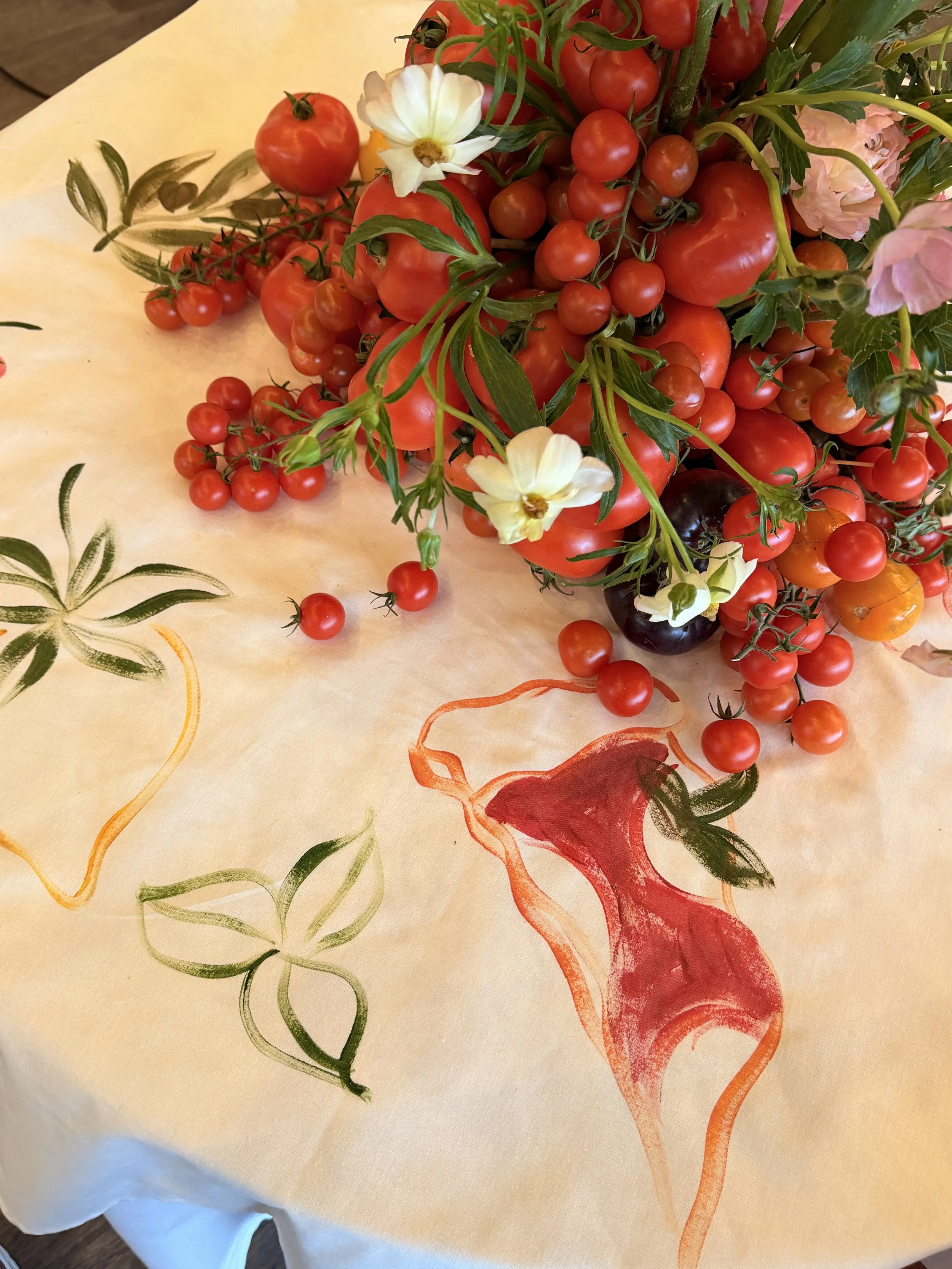 Live hand-painted tablecloth design created by Gaia Amsterdam for an Italian-themed dinner