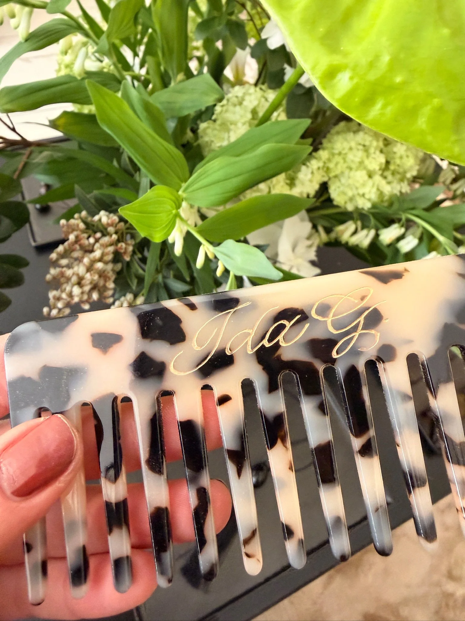 Hand Engraving comb using Calligraphy by Gaia Amsterdam