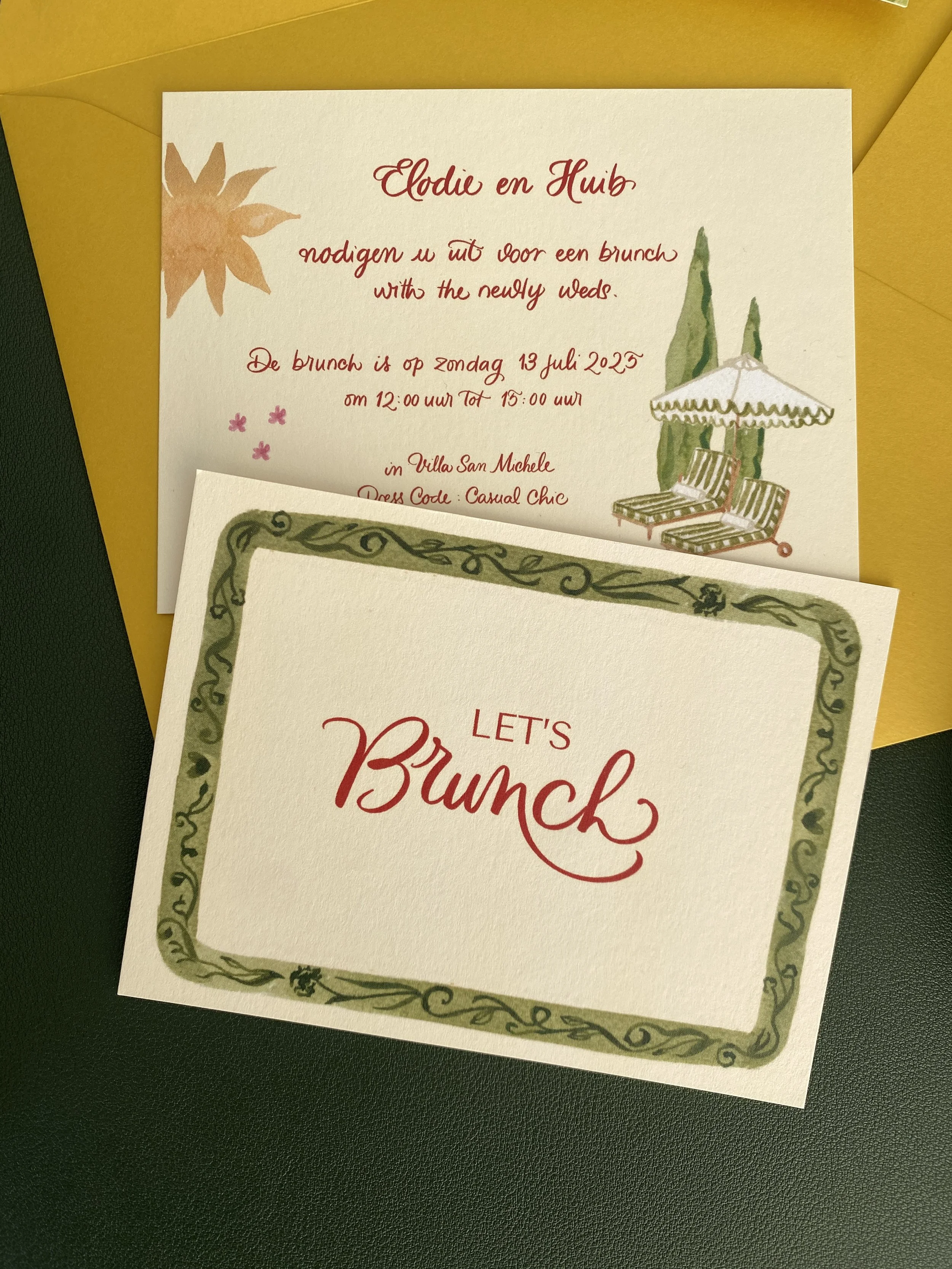 Invitation card with floral and outdoor furniture illustrations, reading 'Elodie en Huis nodigen u uit voor een brunch with the newlyweds. De brunch is op zondag 13 juli 2025 om 12:00 uur tot 15:00 uur in Villa San Michele. Dress Code: Casual Chic.'