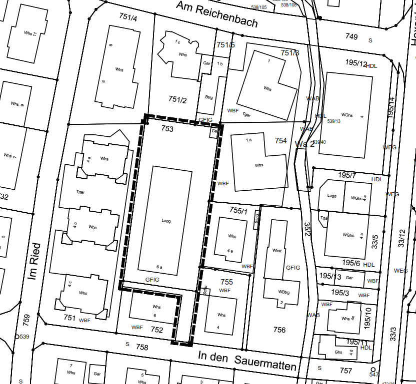 Stadtplan mit Grundstücksnummern, Straßen und Gebäuden, markierte Fläche mit gestricheltem Rand.