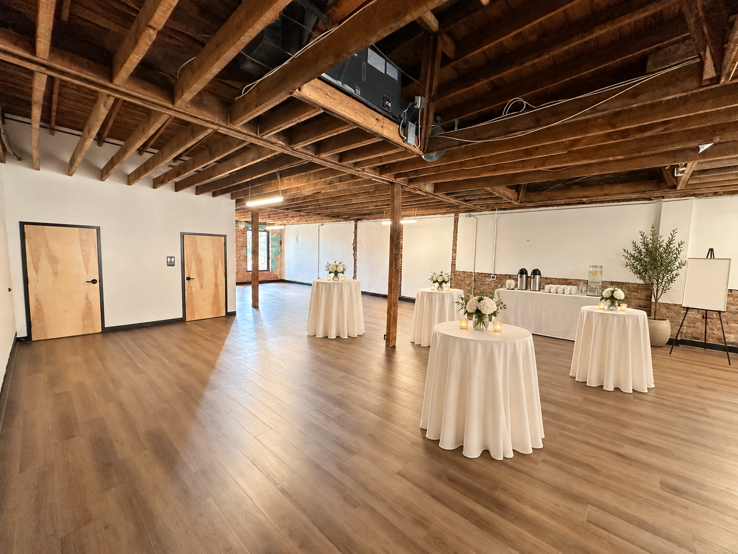 Networking & business mixers · Virtual staging
Cocktail tables create an easy gathering space for professional introductions, club socials, and small-business networking. Plan refreshments and approved vendors; this is a no-BYOB venue.