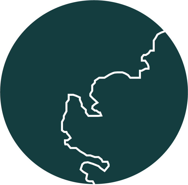 En digital kartgrafikk med en avlang, hvit, zigzag linje på en mørkegrønn bakgrunn.
