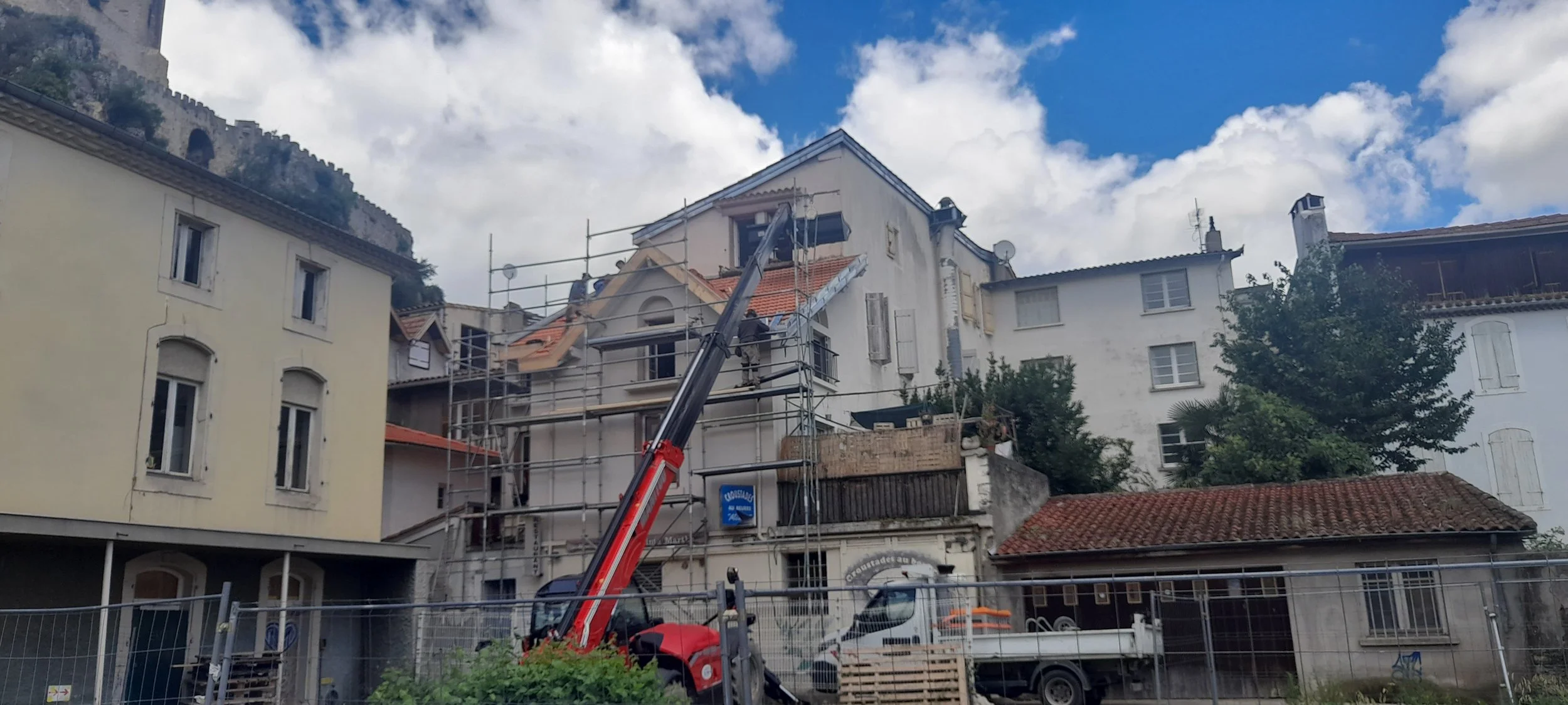 Travaux de restauration  d'un immeuble dans un centre urbain historique.