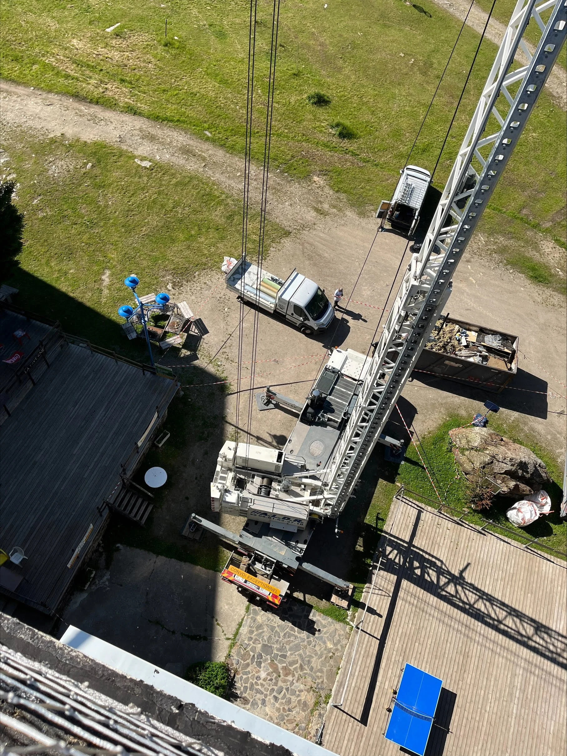 Grue pour chantier pour immeuble de grande hauteur.
