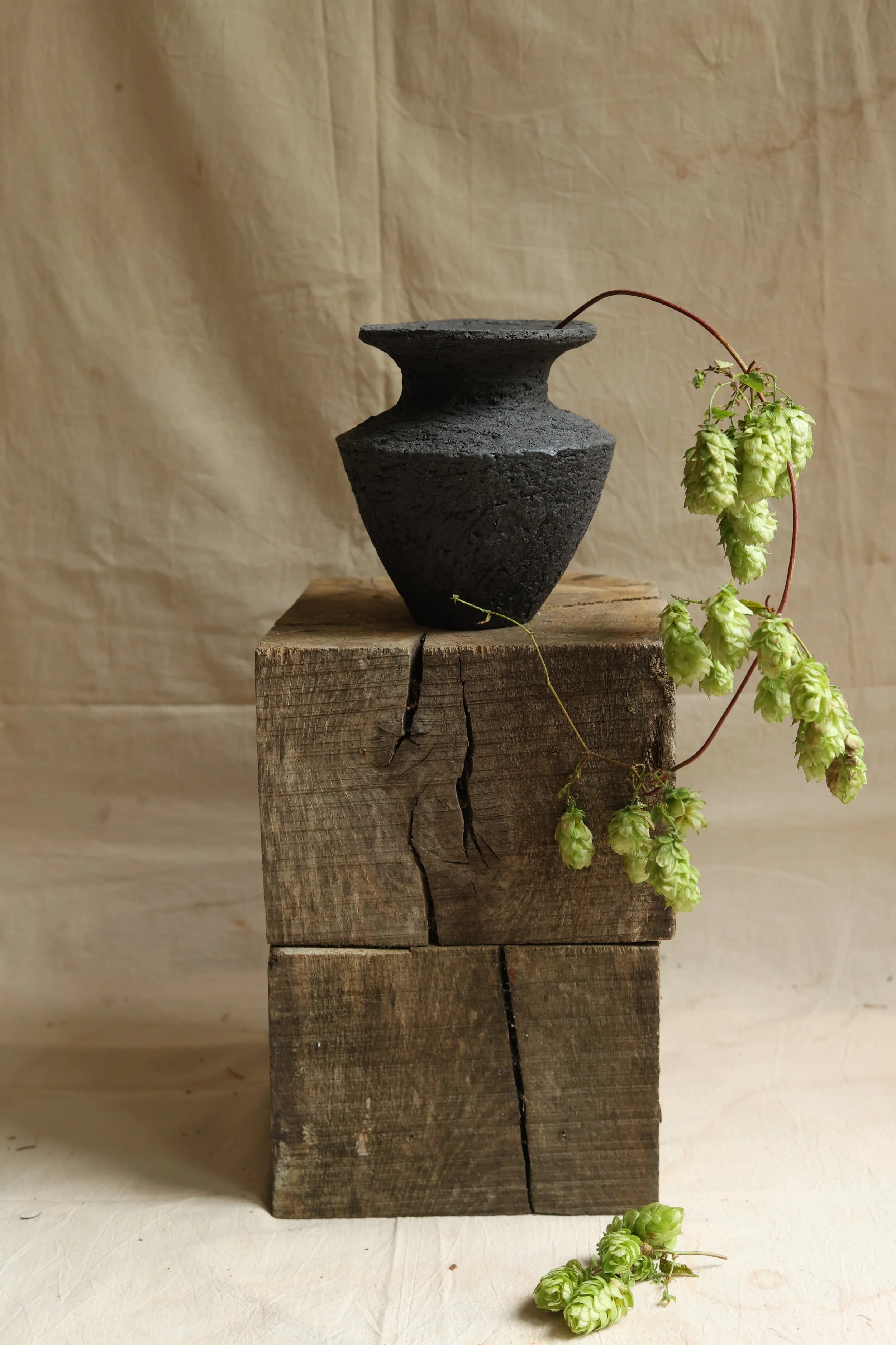 Black vase II